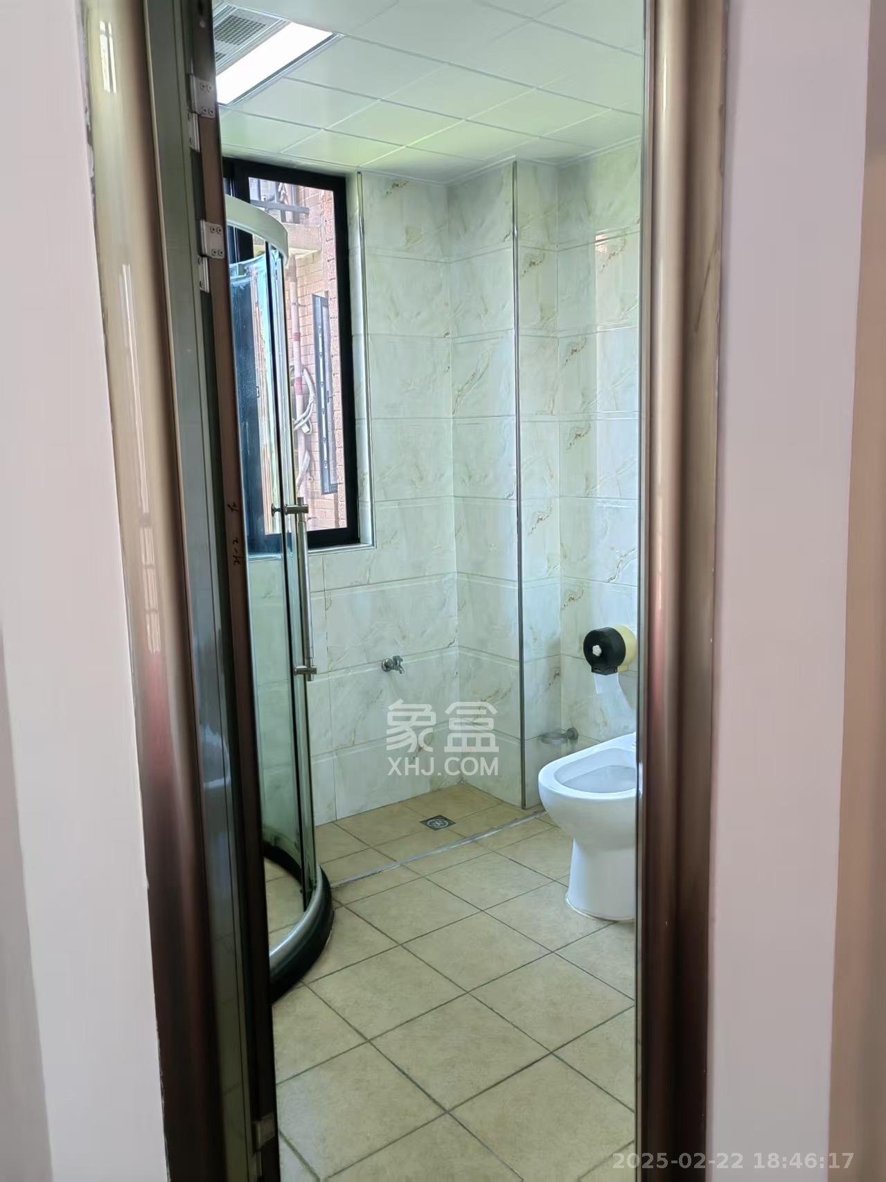 翡翠云天  3室2厅2卫   2300.00元/月室内图