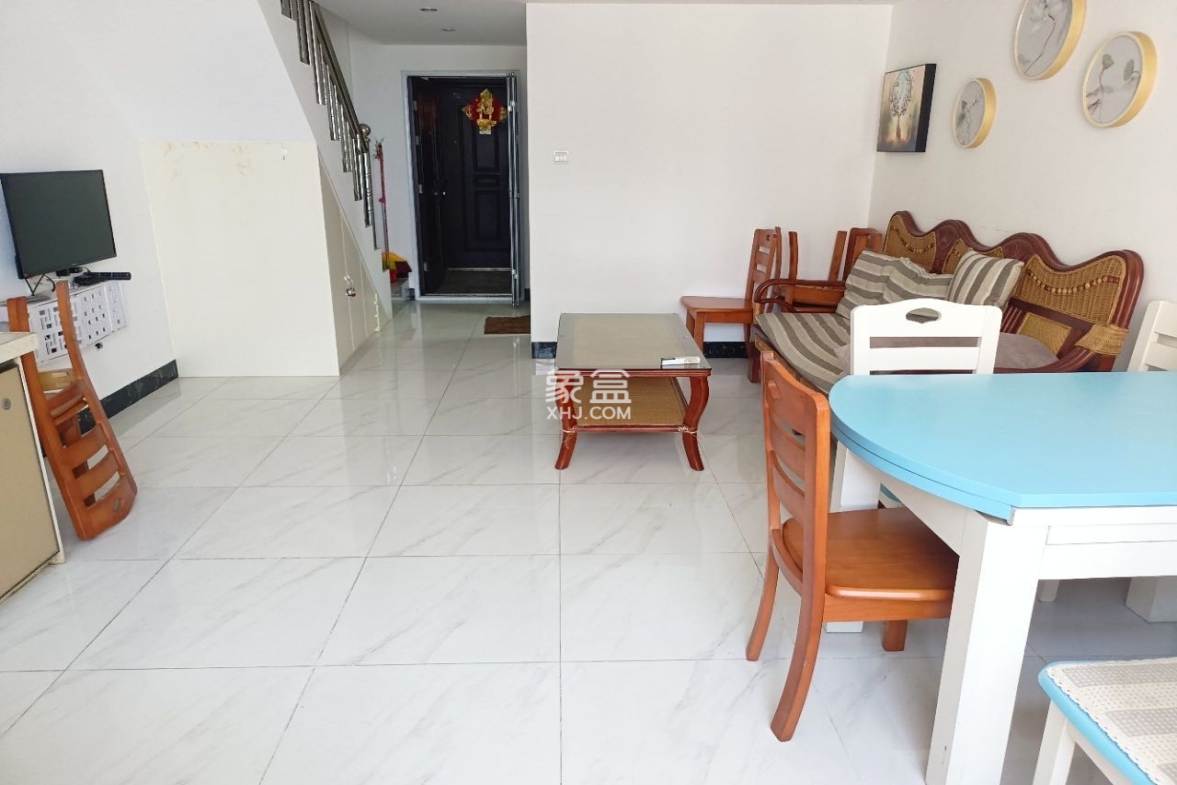 绿地海长流五期(绿地缤纷城) 2室2厅1卫 80.0万 绿地海长流五期(绿地缤纷城) 2室2厅1卫 80.0万客厅