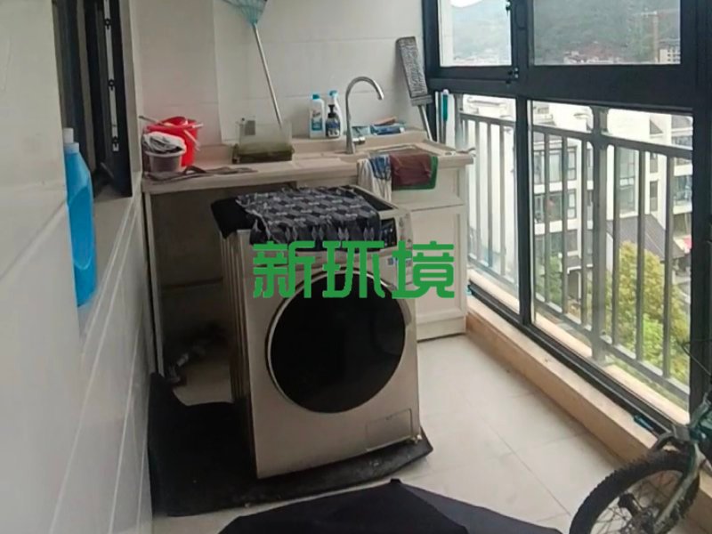 东岳新外滩  4室2厅2卫   129.00万客厅