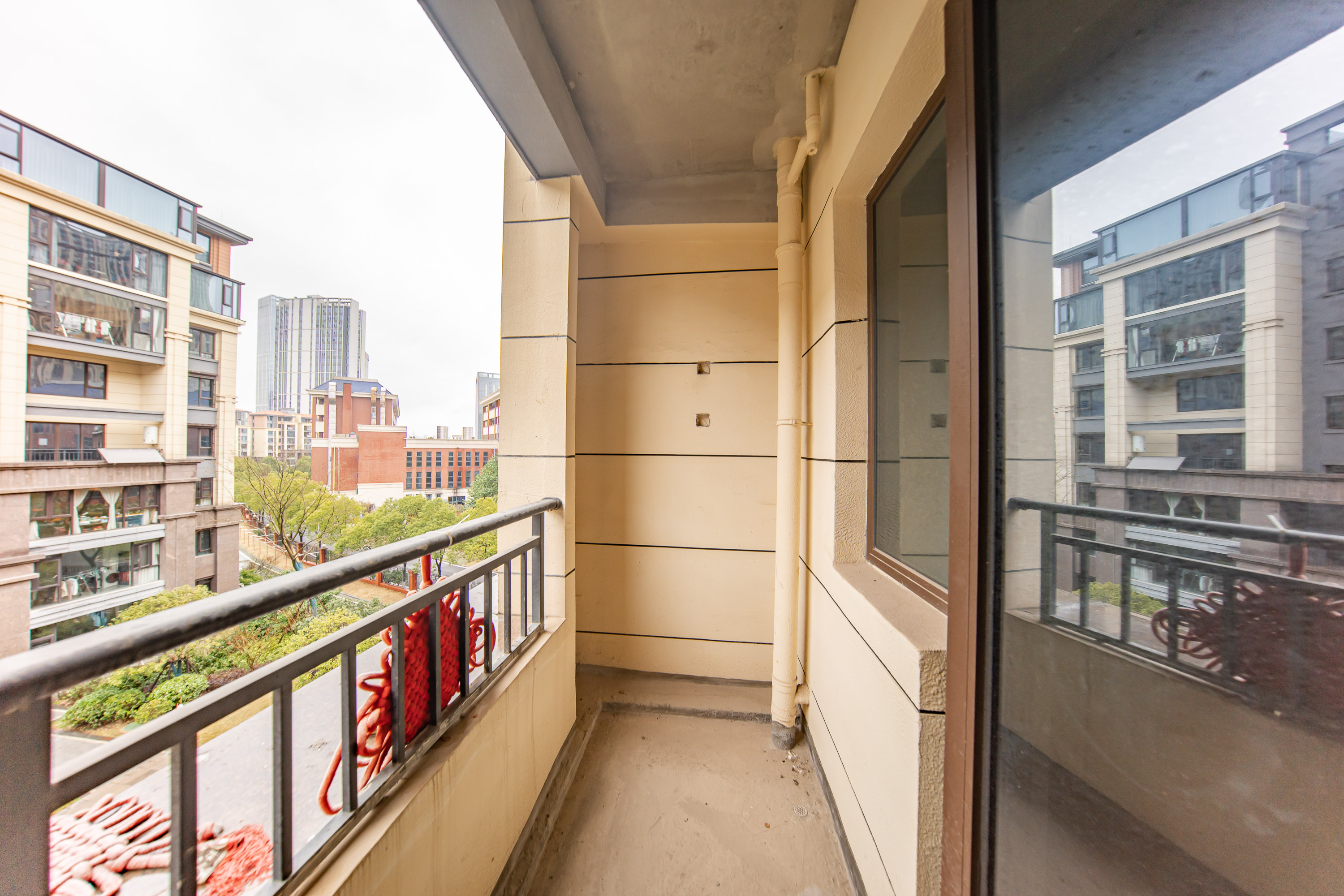 江山帝景雅墅(普罗旺斯) 5室2厅3卫 249.99万 江山帝景雅墅(普罗旺斯) 5室2厅3卫 249.99万阳台