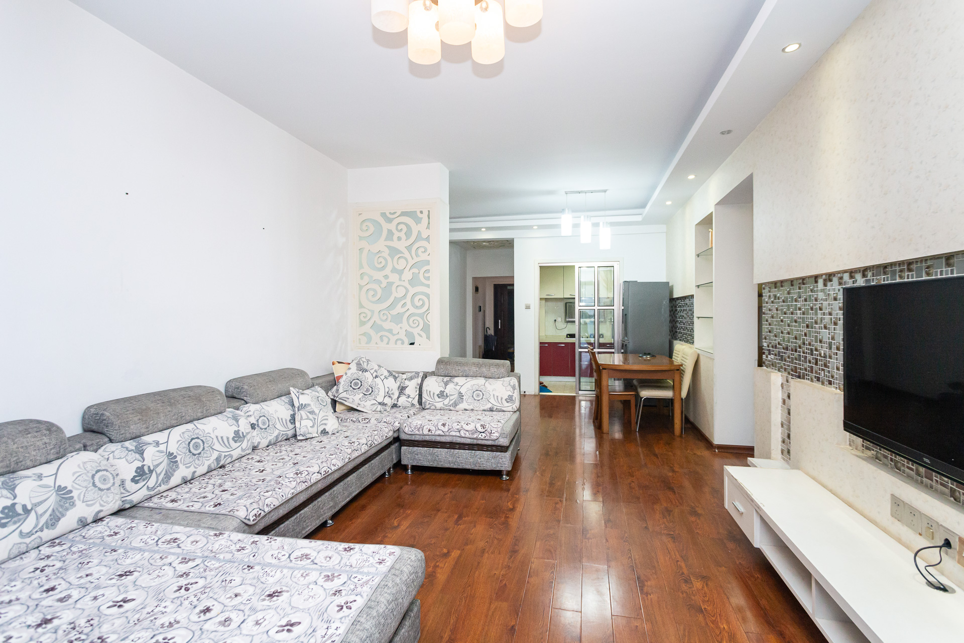 名家翡翠花园  3室2厅1卫    65.0万 名家翡翠花园  3室2厅1卫    65.0万客厅