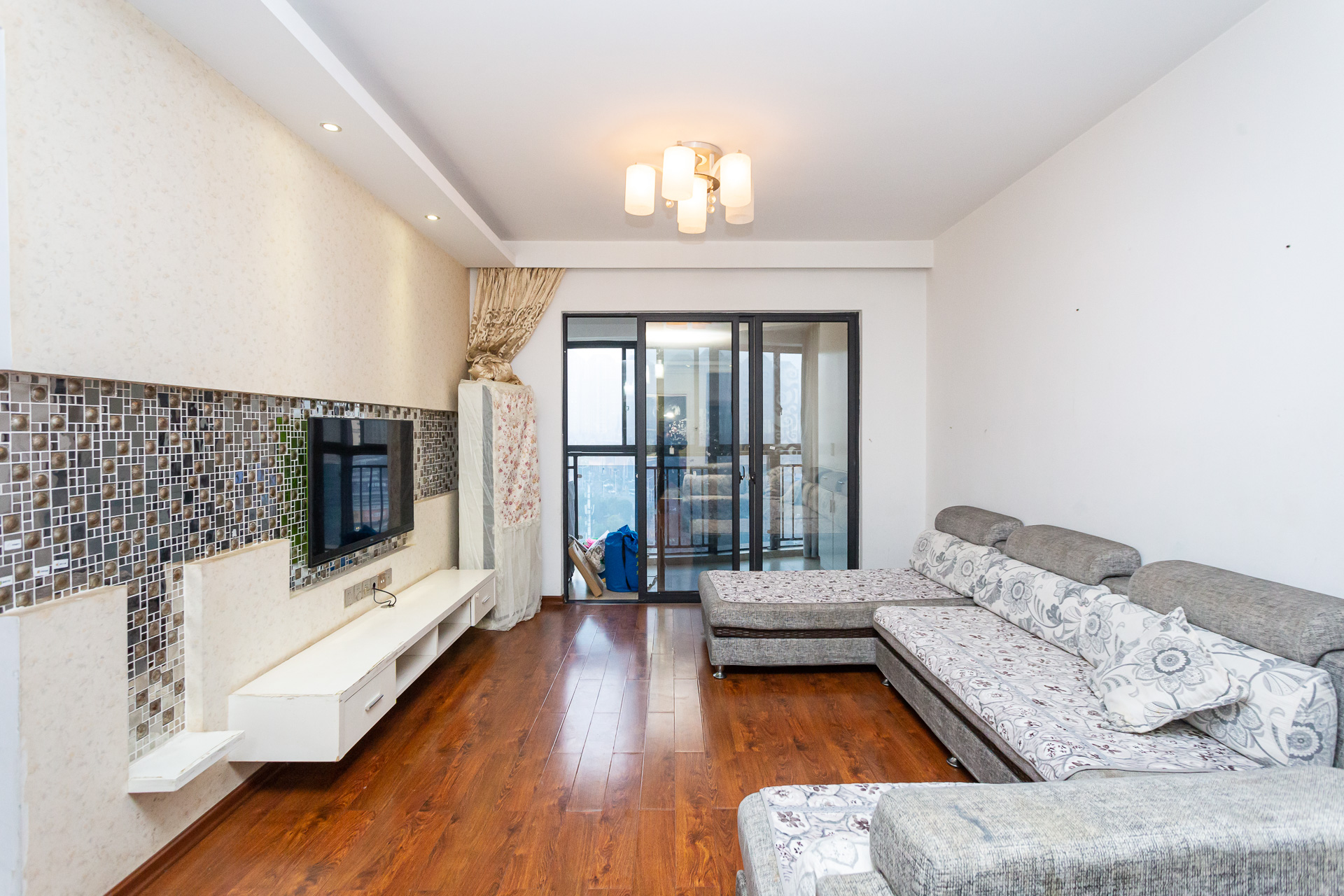 名家翡翠花园  3室2厅1卫    65.0万 名家翡翠花园  3室2厅1卫    65.0万客厅