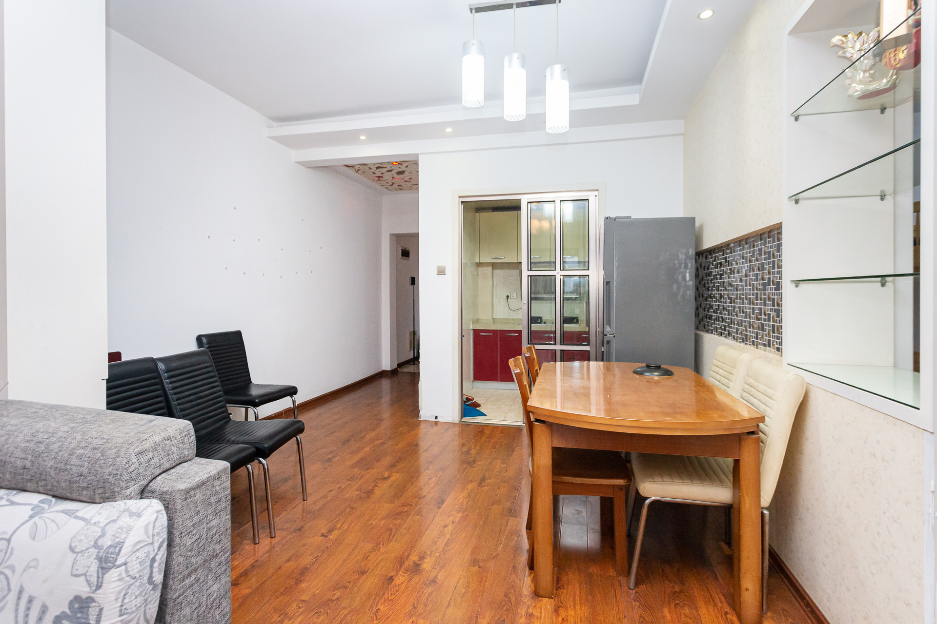 名家翡翠花园  3室2厅1卫    65.0万 名家翡翠花园  3室2厅1卫    65.0万客厅