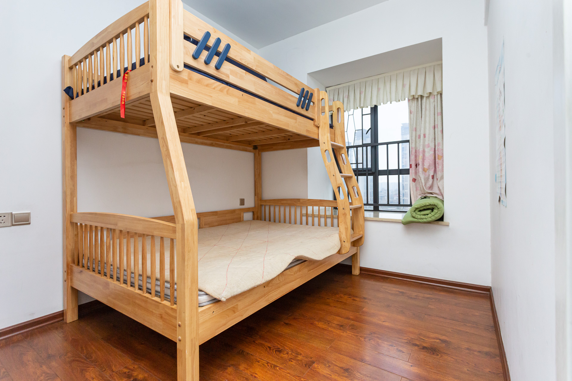 名家翡翠花园  3室2厅1卫    65.0万 名家翡翠花园  3室2厅1卫    65.0万卧室