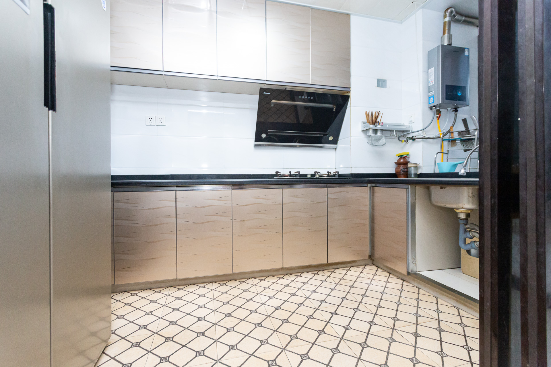 珠江东方明珠(新地东方明珠)三期 4室2厅2卫 95.5万 珠江东方明珠(新地东方明珠)三期 4室2厅2卫 95.5万厨房