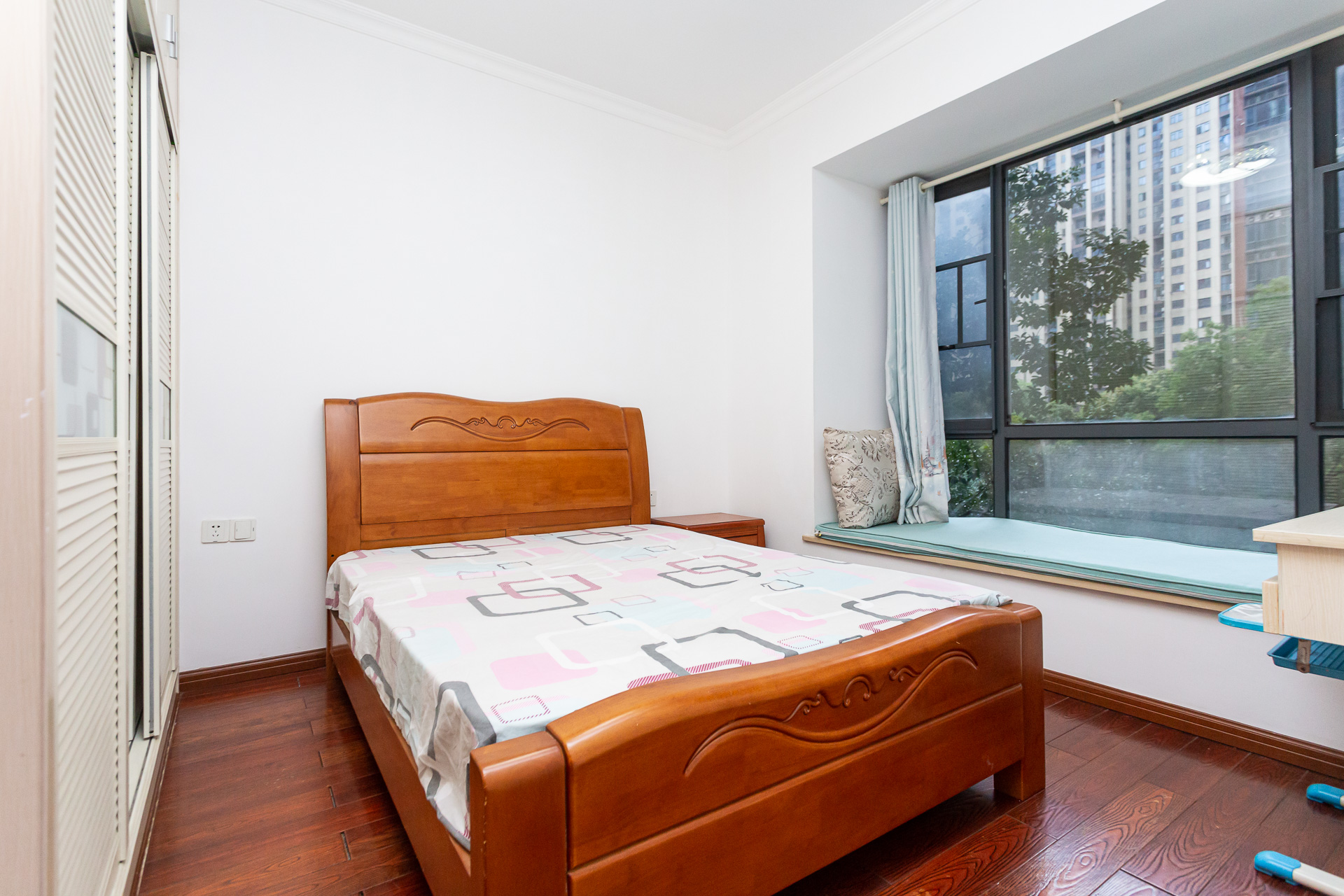 珠江东方明珠(新地东方明珠)三期 4室2厅2卫 95.5万 珠江东方明珠(新地东方明珠)三期 4室2厅2卫 95.5万卧室