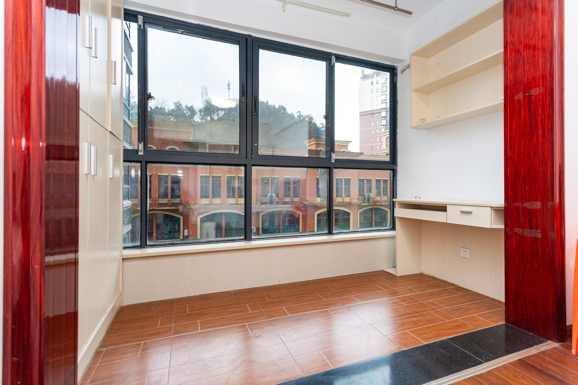 珠江东方明珠（新地东方明珠）三期  4室2厅2卫    95.5万阳台