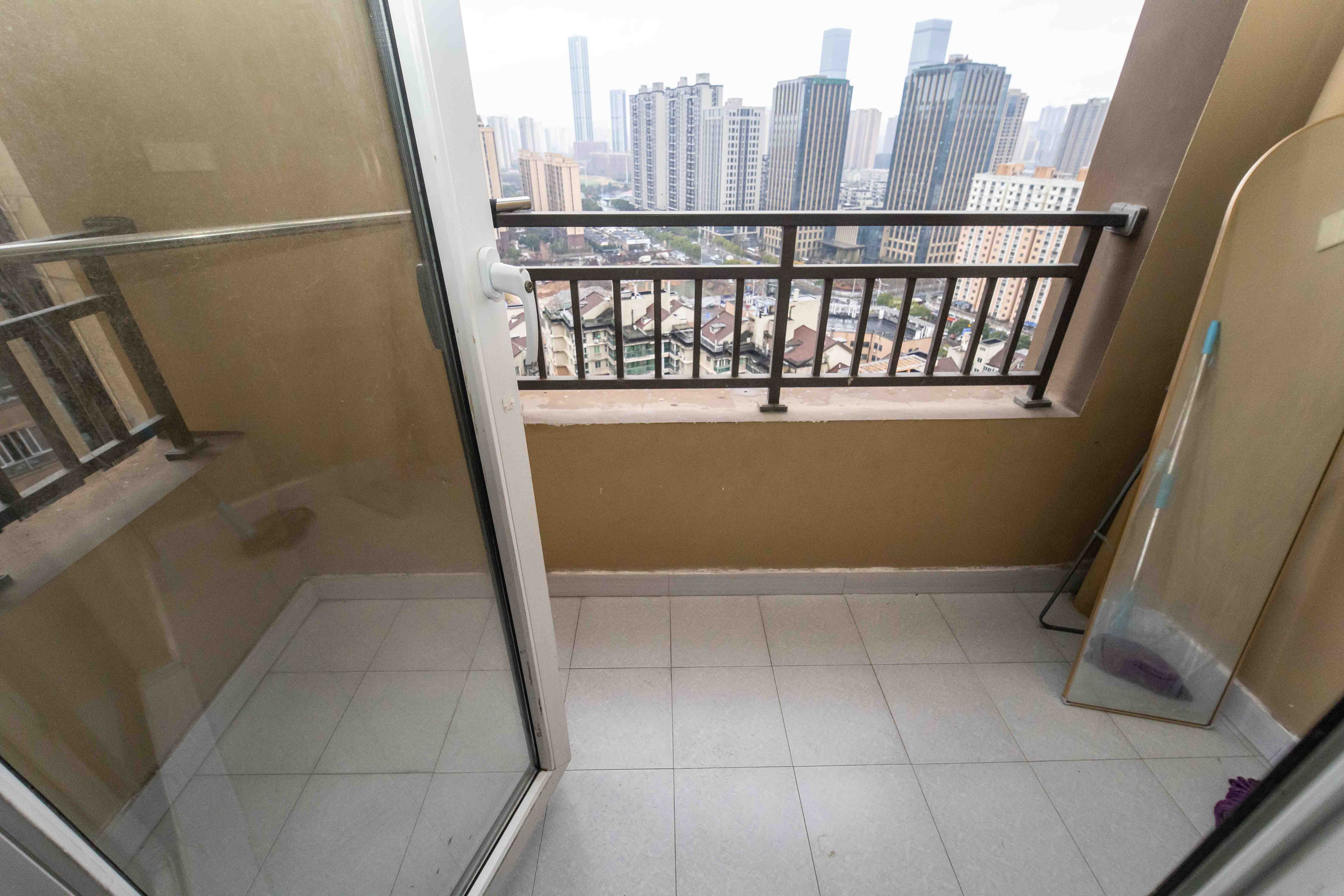 金地格林公馆  3室2厅1卫   83.50万阳台