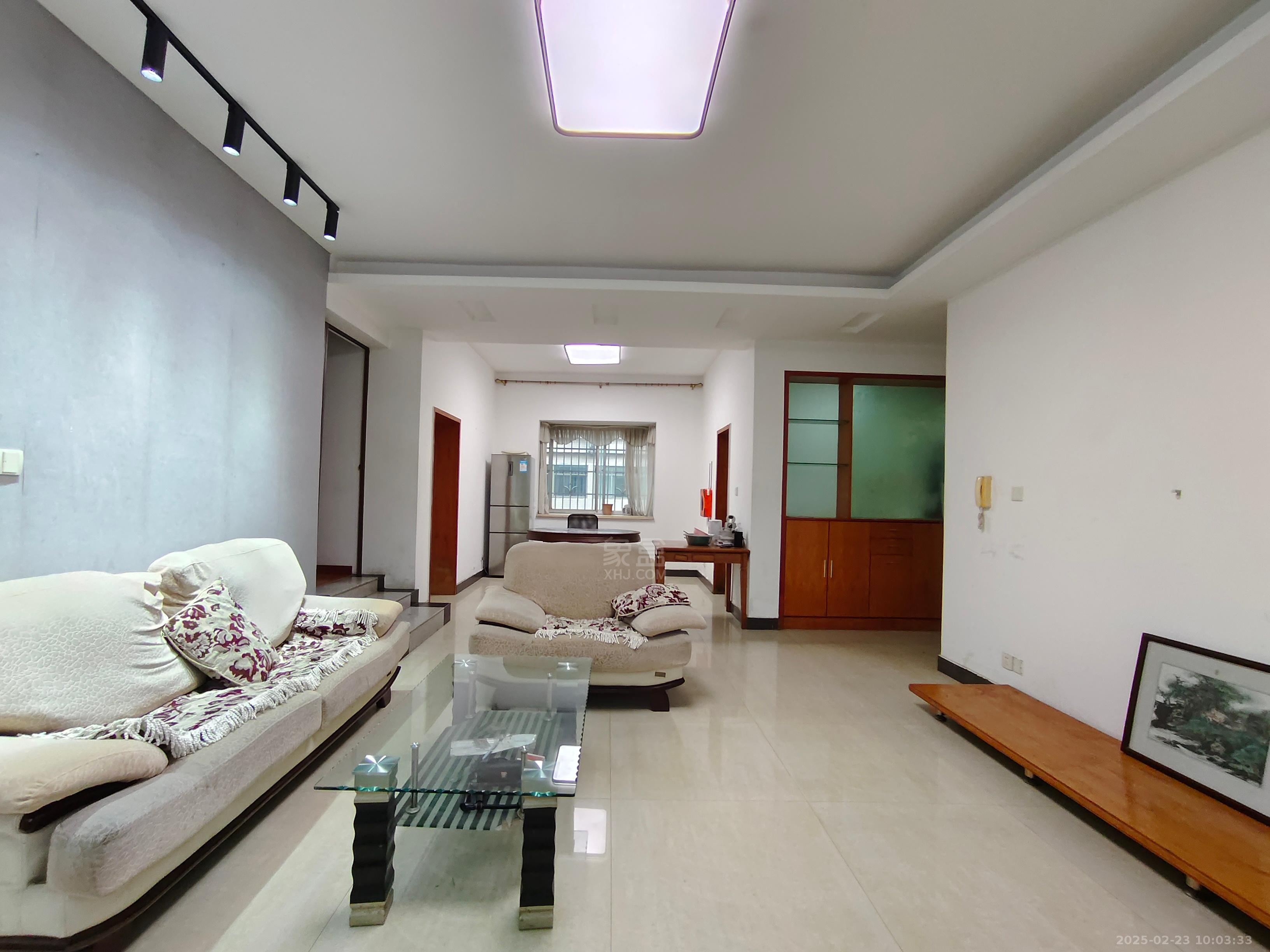 嵩源小区 5室2厅2卫 1800.0元/月 嵩源小区 5室2厅2卫 1800.0元/月室内图