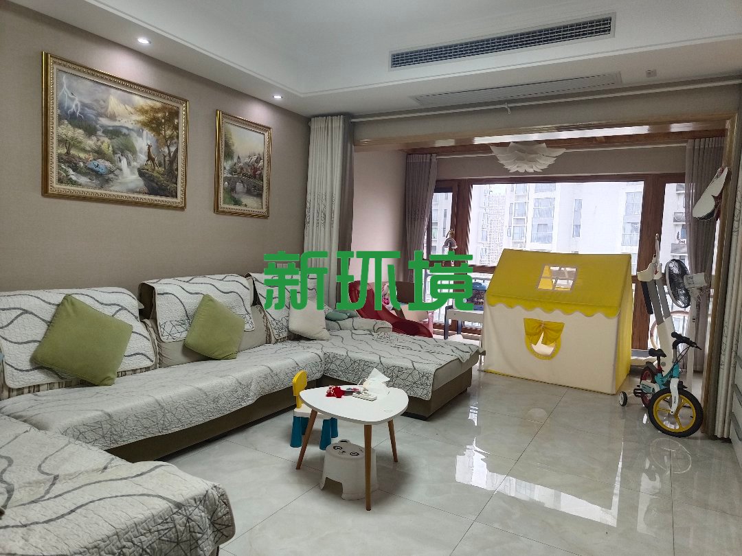 东岳新外滩  4室2厅2卫   129.00万客厅