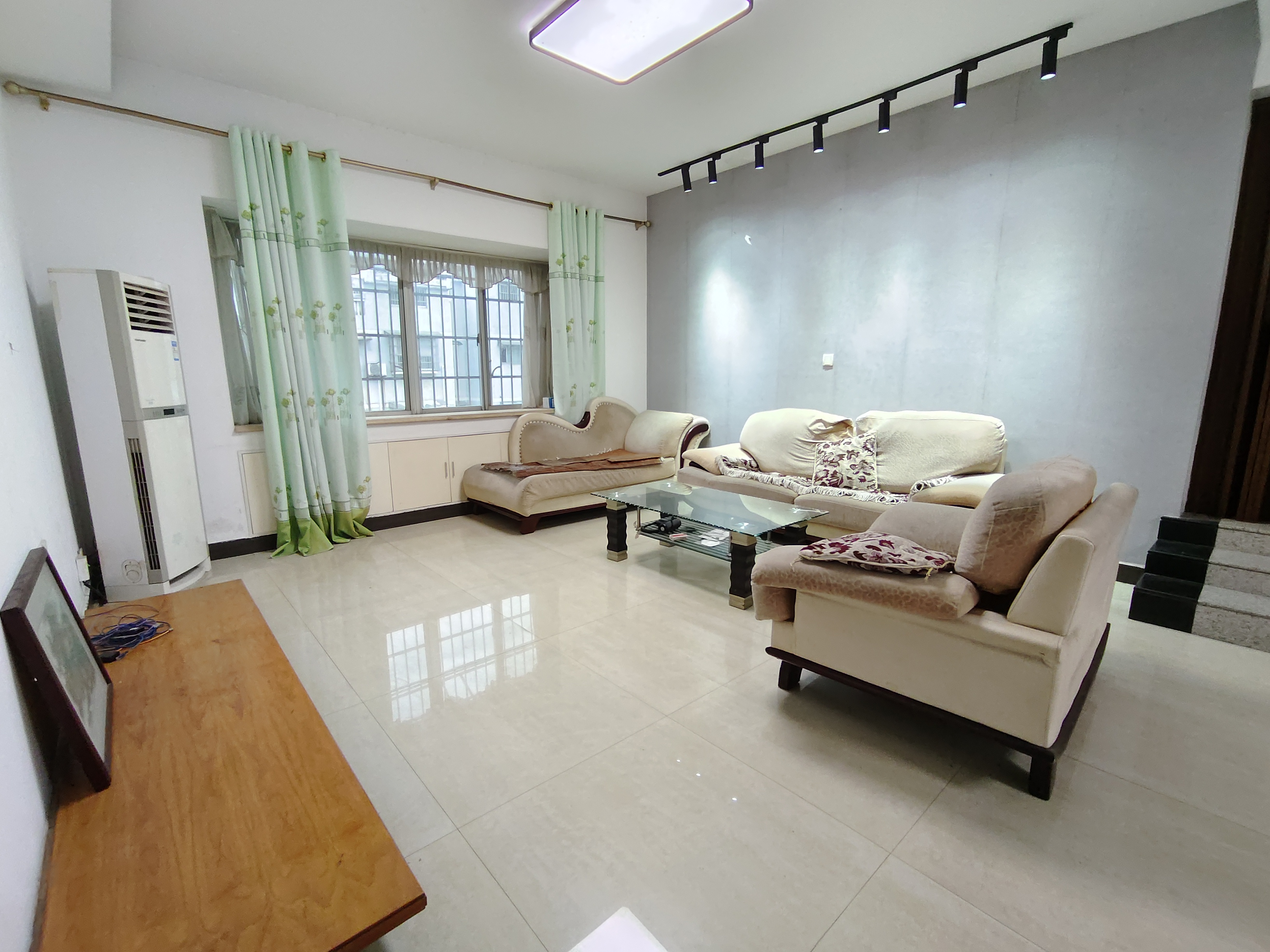 嵩源小区 5室2厅2卫 1800.0元/月 嵩源小区 5室2厅2卫 1800.0元/月户型图