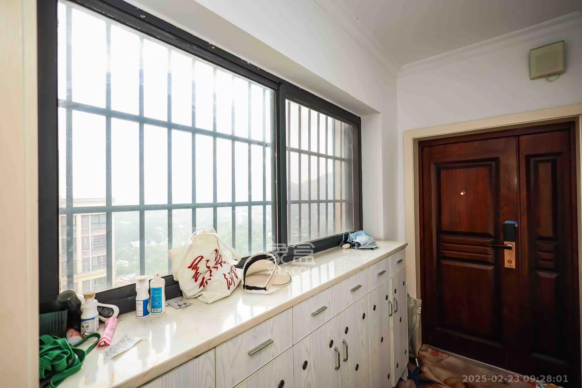 天麓尚层  4室2厅2卫    2700.0元/月室内图