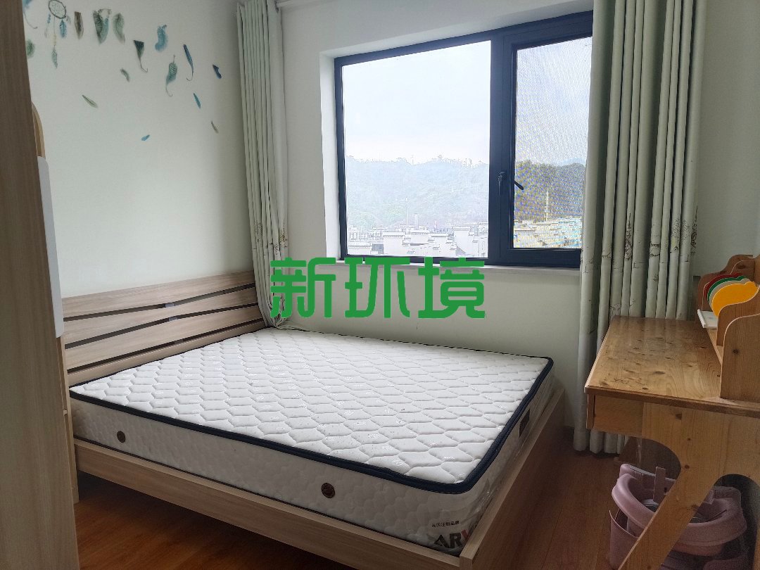 东岳新外滩  4室2厅2卫   129.00万客厅
