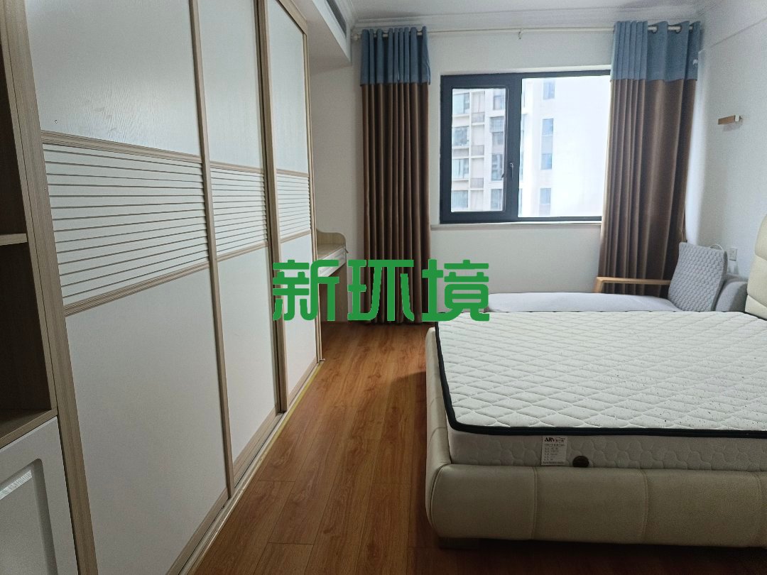 东岳新外滩  4室2厅2卫   129.00万客厅