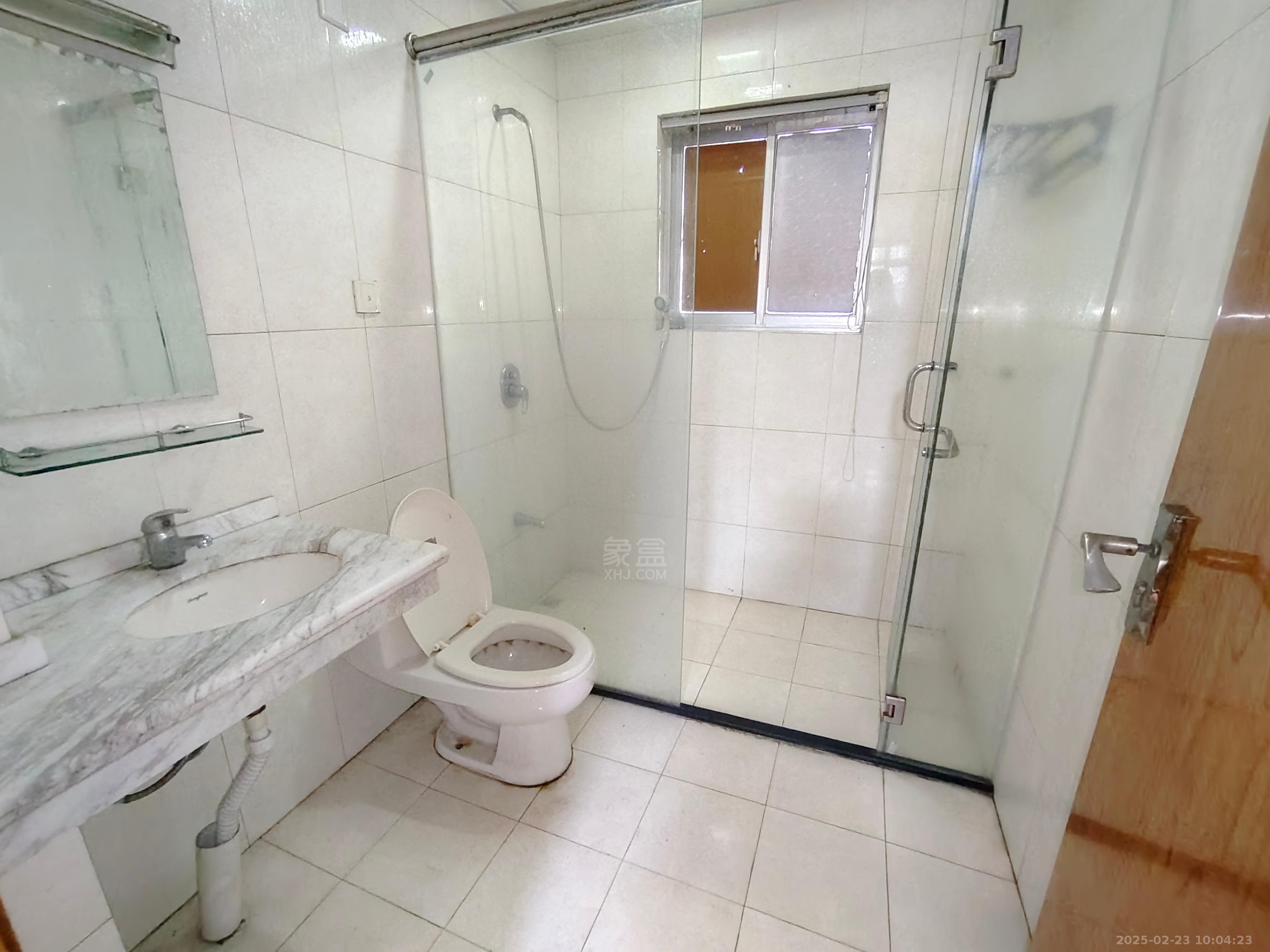 嵩源小区 5室2厅2卫 1800.0元/月 嵩源小区 5室2厅2卫 1800.0元/月室内图