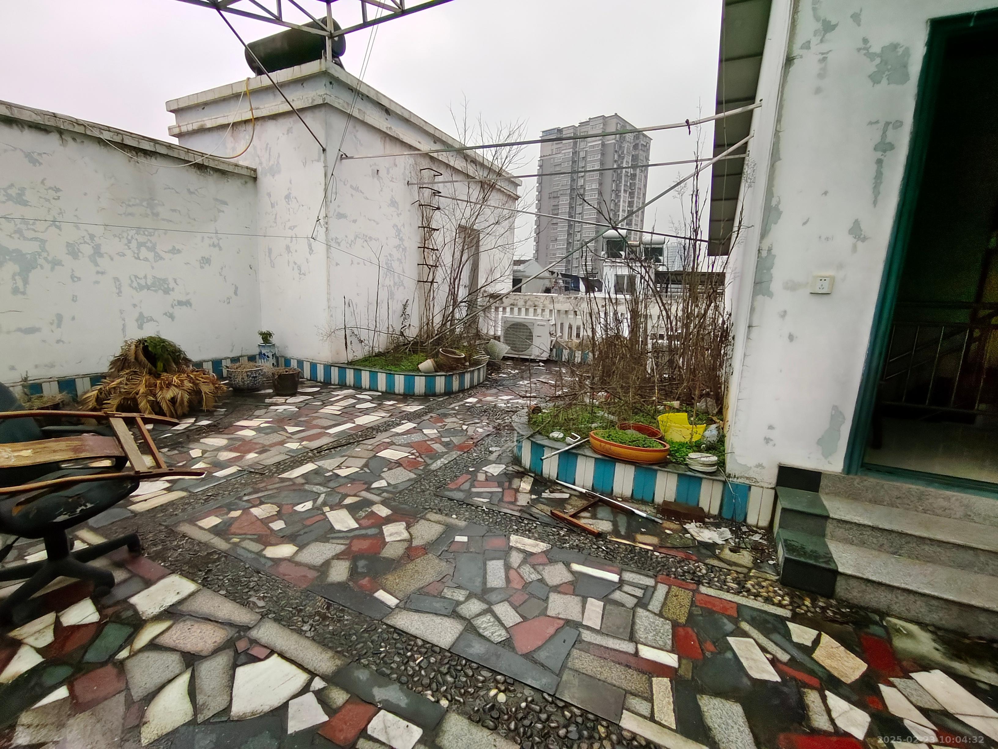 嵩源小区 5室2厅2卫 1800.0元/月 嵩源小区 5室2厅2卫 1800.0元/月室内图