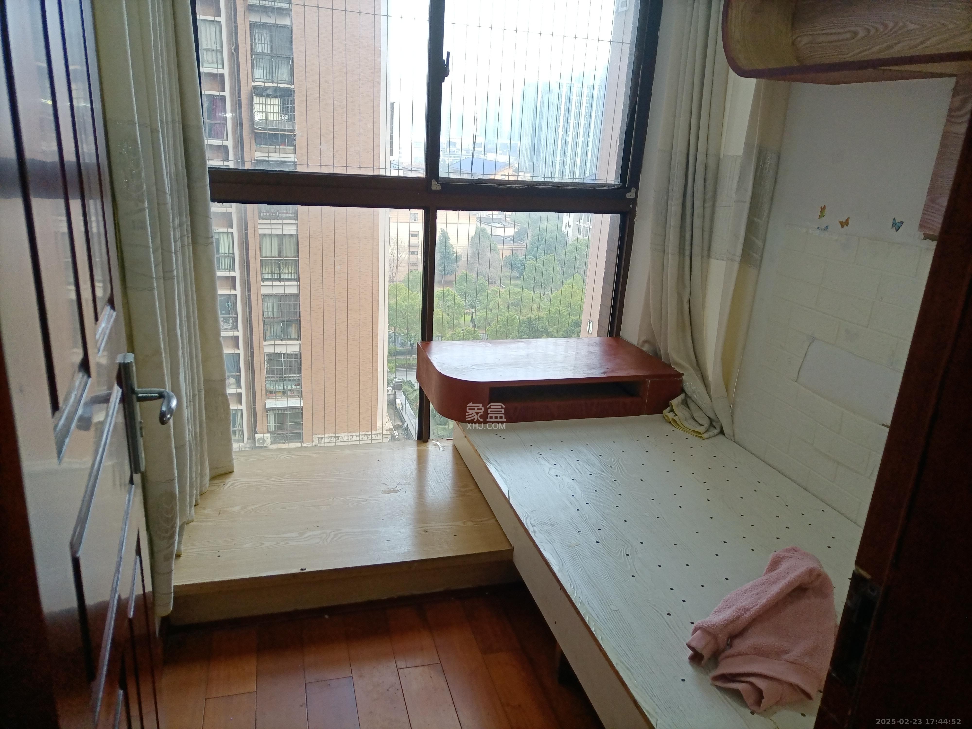 水岸世景  3室2厅1卫   1600.00元/月室内图