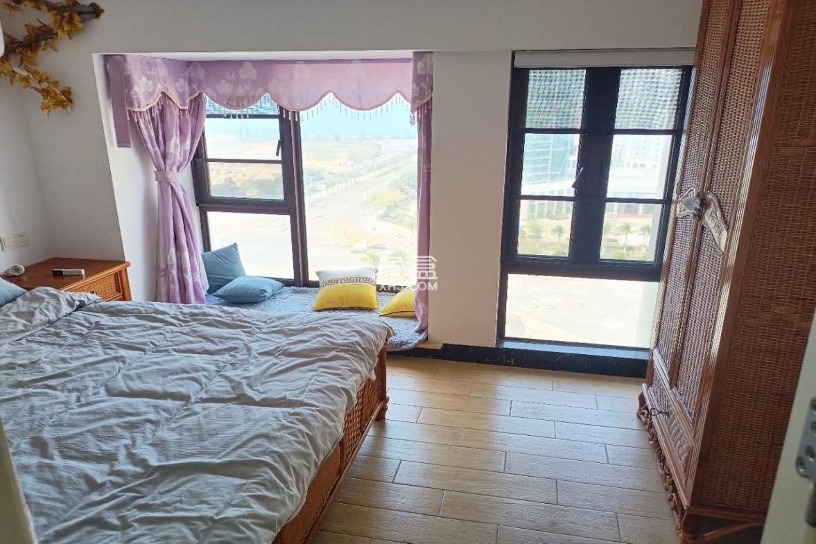 绿地海长流五期(绿地缤纷城) 2室2厅1卫 80.0万 绿地海长流五期(绿地缤纷城) 2室2厅1卫 80.0万客厅