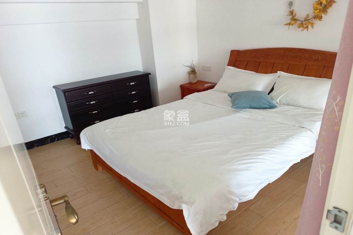 绿地海长流五期(绿地缤纷城) 2室2厅1卫 80.0万 绿地海长流五期(绿地缤纷城) 2室2厅1卫 80.0万客厅