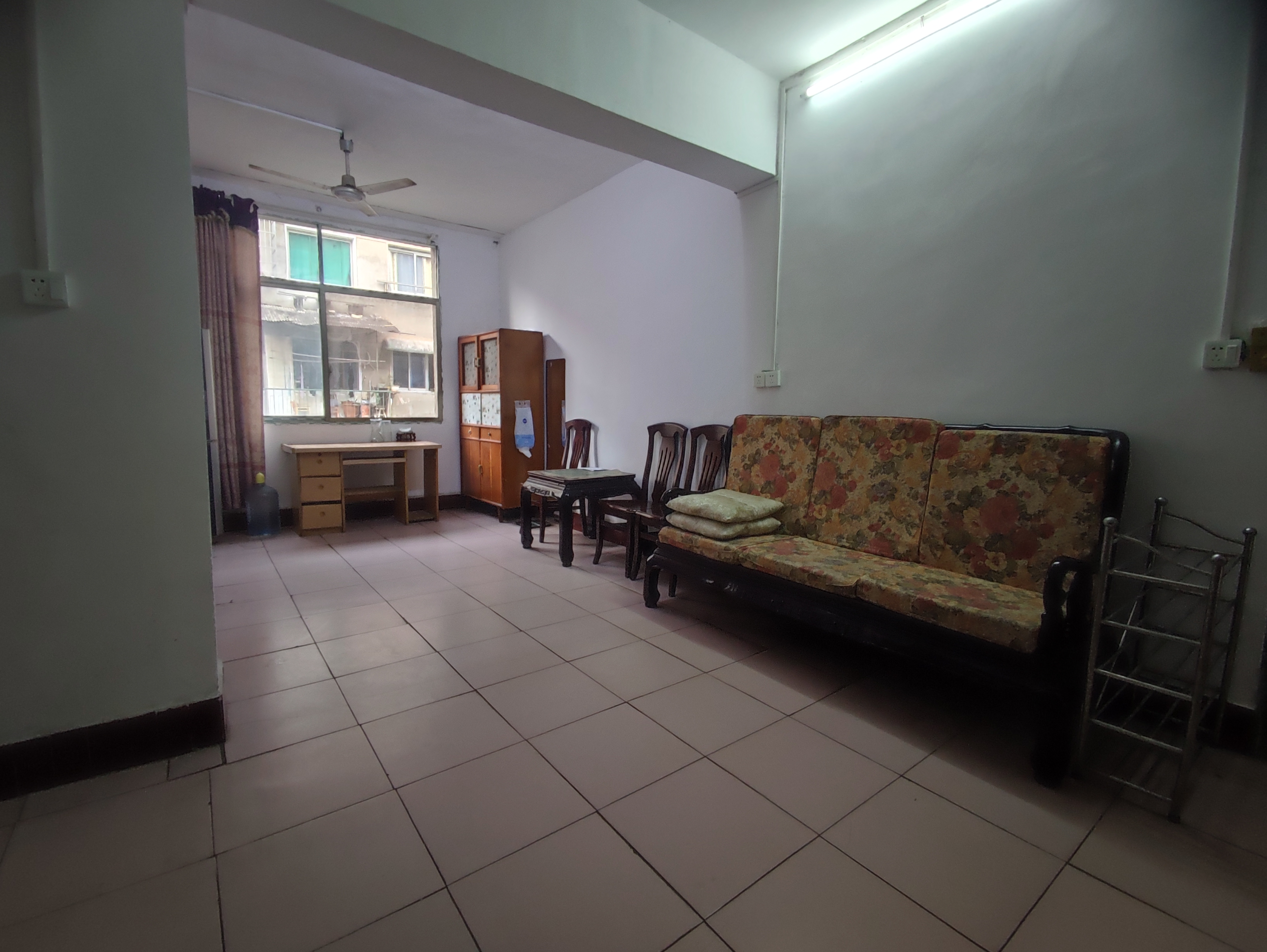 银色现代城 2室2厅1卫 800.0元/月 银色现代城 2室2厅1卫 800.0元/月室内图