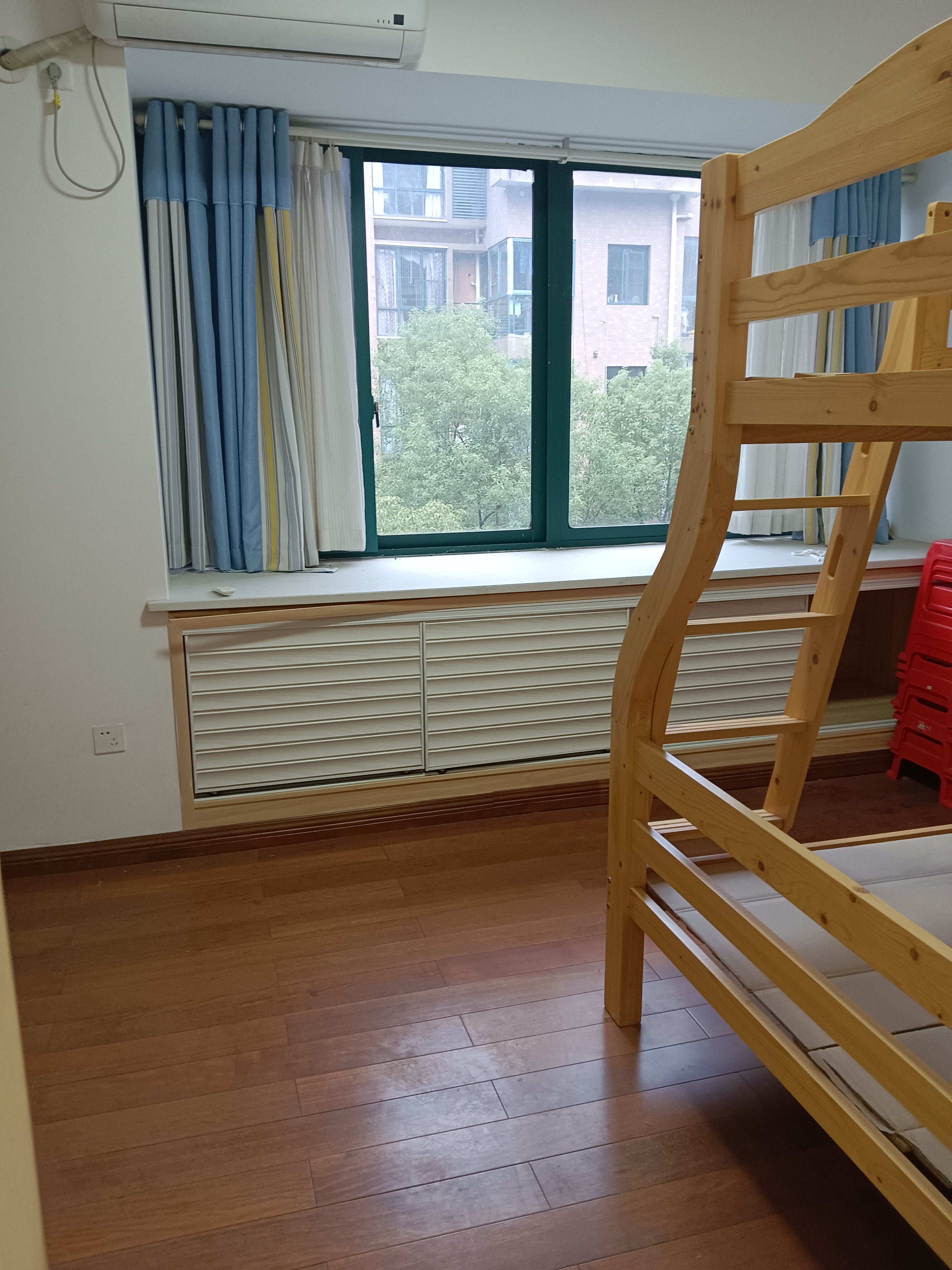 雅士林湘苑一期  3室2厅2卫   1800.00元/月室内图