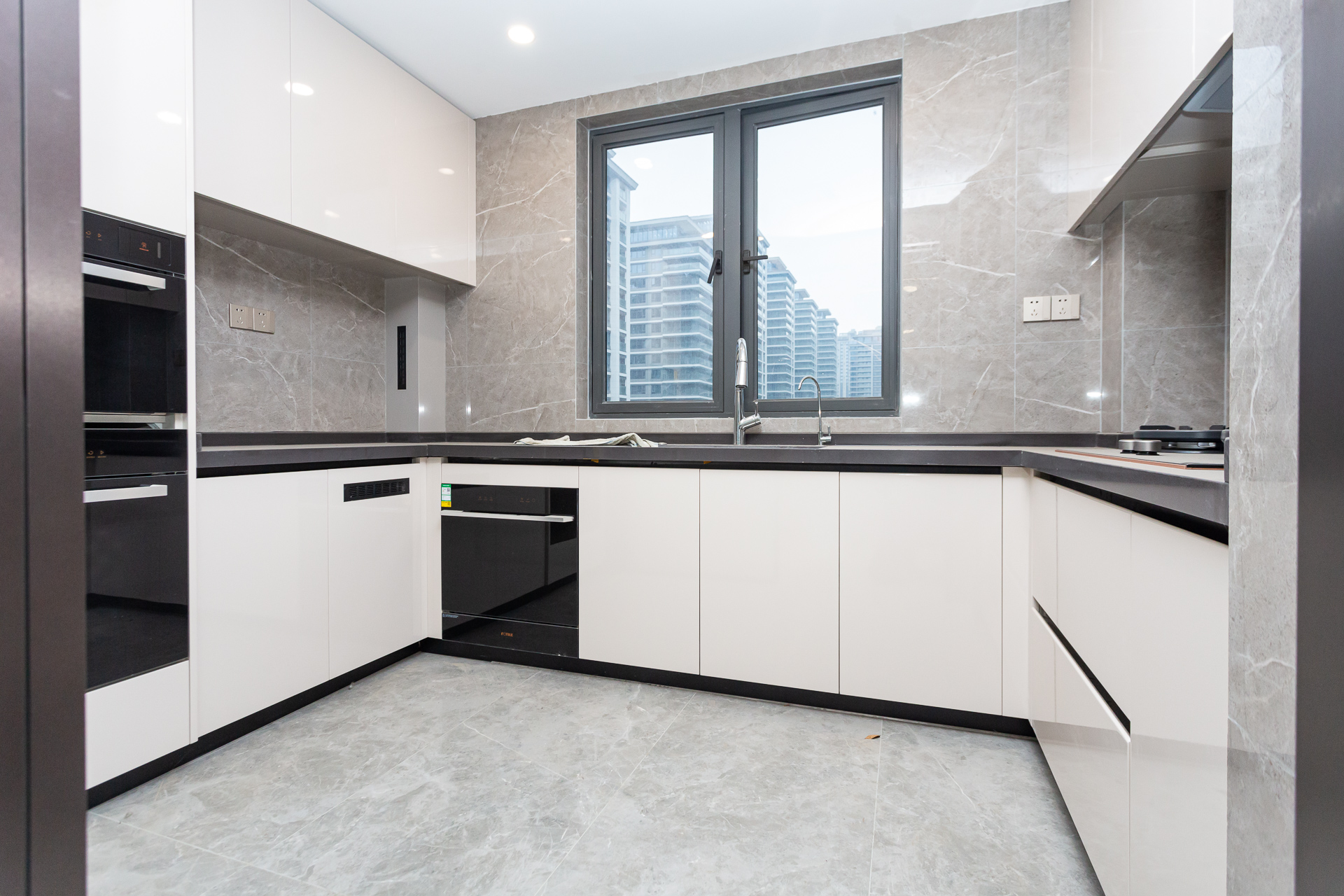 嘉臣道 4室2厅3卫 418.0万 嘉臣道 4室2厅3卫 418.0万厨房