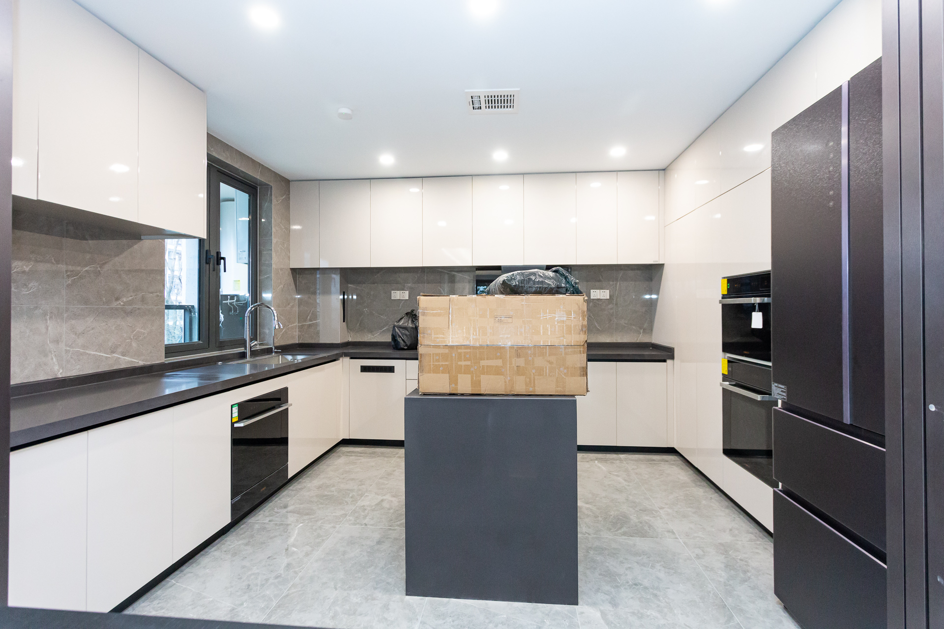 嘉臣道 4室2厅3卫 460.0万 嘉臣道 4室2厅3卫 460.0万厨房