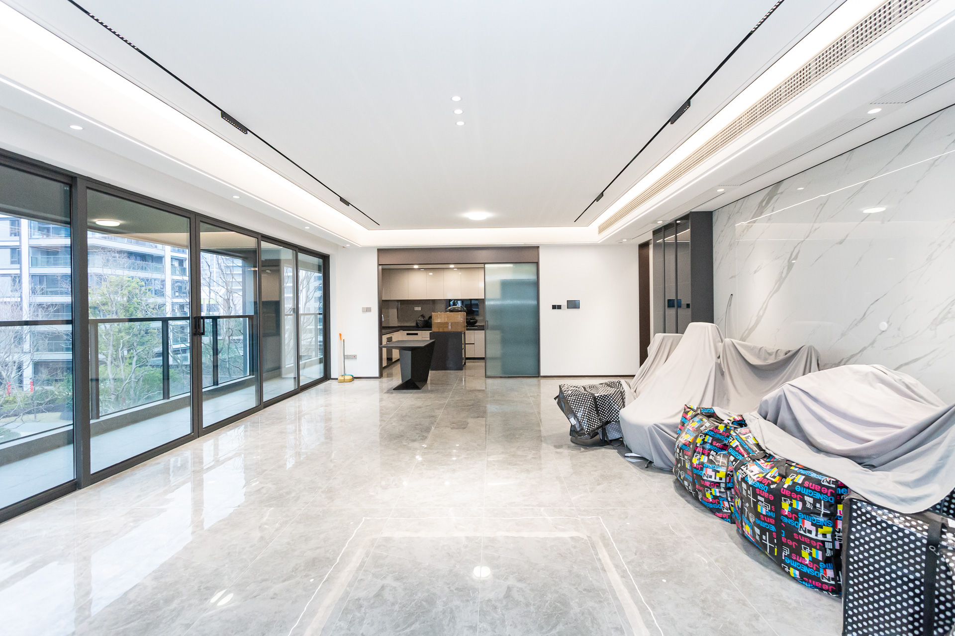 嘉臣道 4室2厅3卫 460.0万 嘉臣道 4室2厅3卫 460.0万客厅