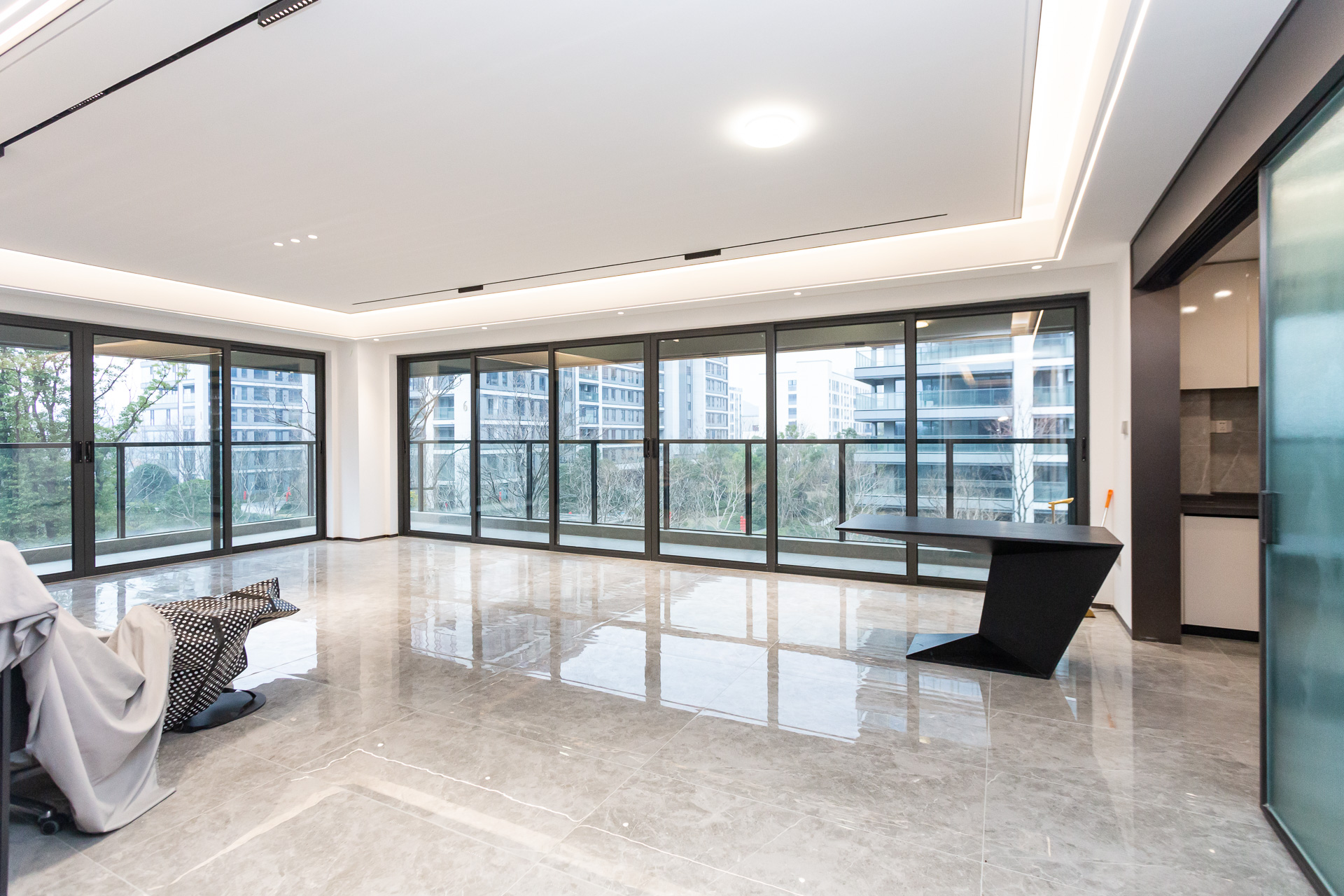 嘉臣道 4室2厅3卫 460.0万 嘉臣道 4室2厅3卫 460.0万客厅