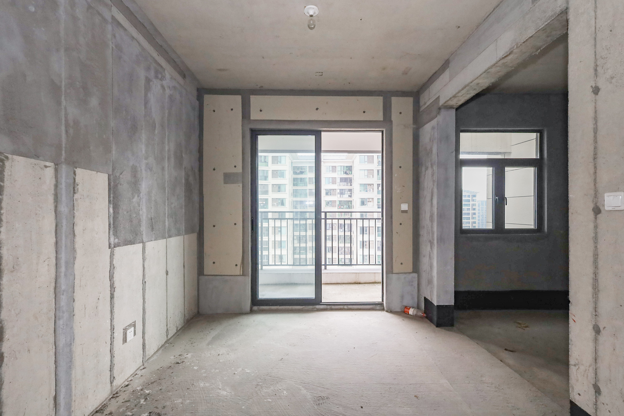 轨道中建麓江府  4室2厅2卫   228.00万其他