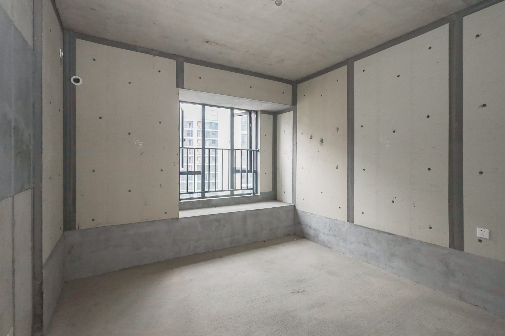 轨道中建麓江府  4室2厅2卫   228.00万卧室