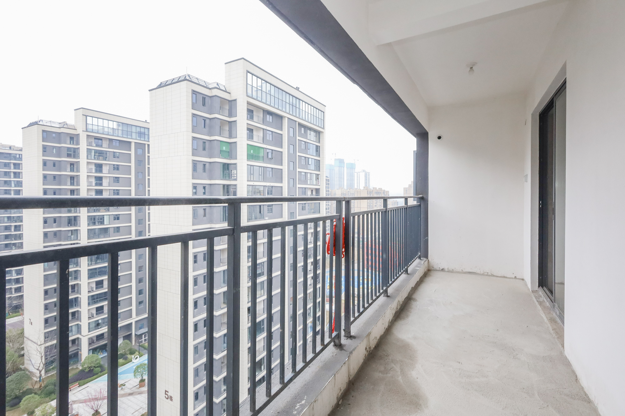 轨道中建麓江府  4室2厅2卫   228.00万阳台