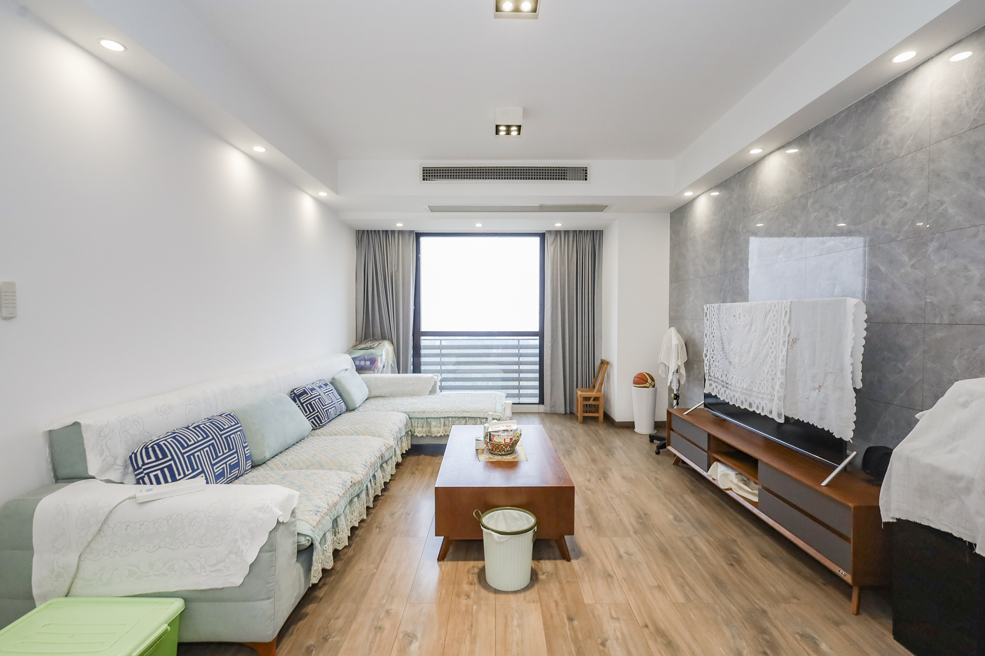 八方小区B区 3室2厅2卫 397.0万 八方小区B区 3室2厅2卫 397.0万客厅