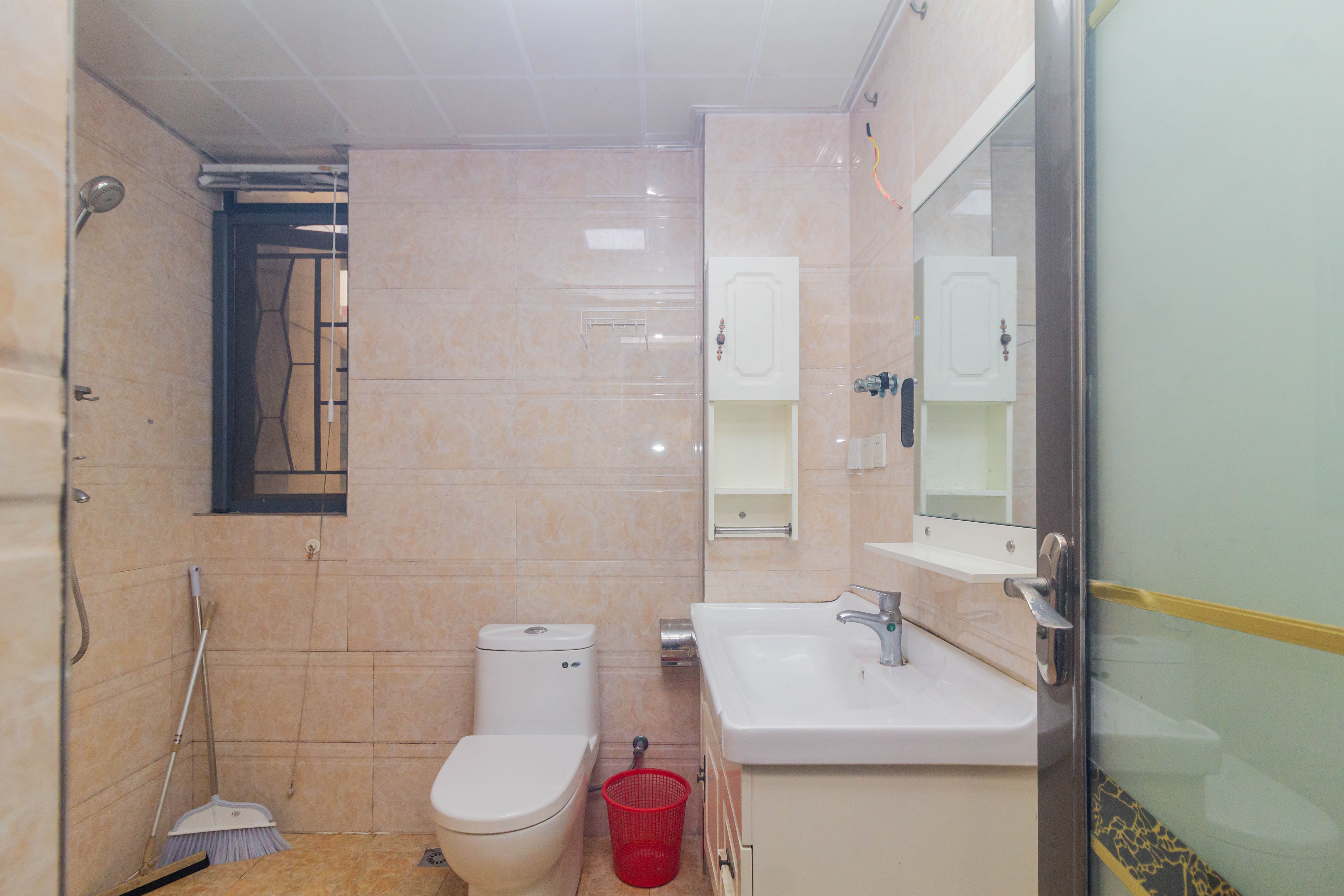 东岸城邦 4室2厅2卫 125.0万 东岸城邦 4室2厅2卫 125.0万卫生间