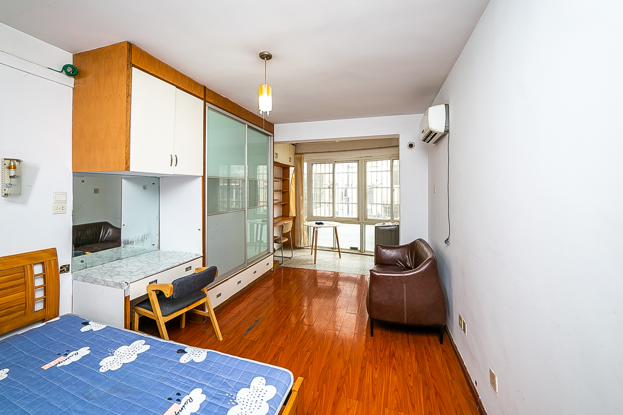 都市春天 1室1厅1卫 39.0万 都市春天 1室1厅1卫 39.0万卧室