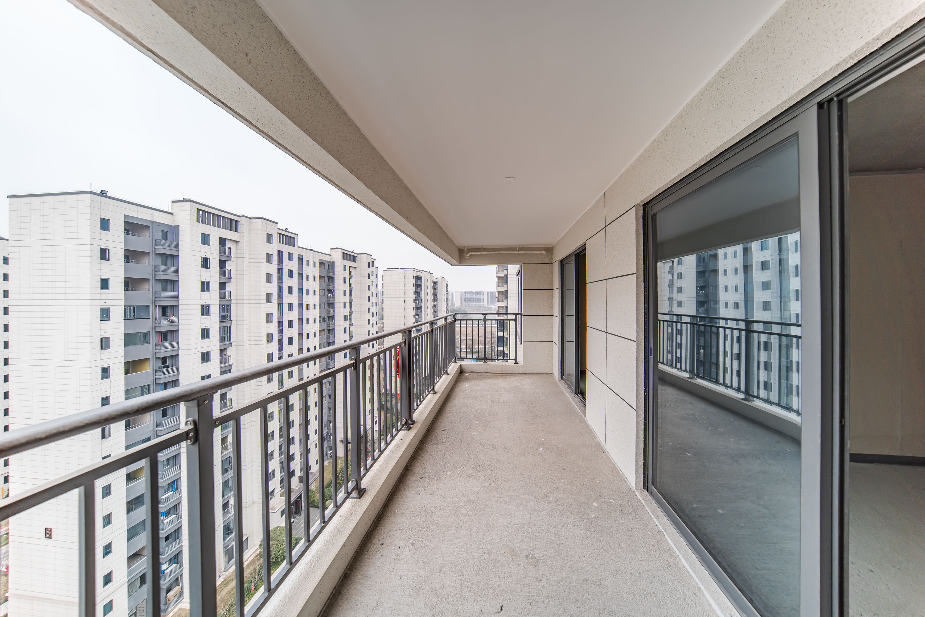 保利长交锦上 3室2厅2卫 118.0万 保利长交锦上 3室2厅2卫 118.0万阳台