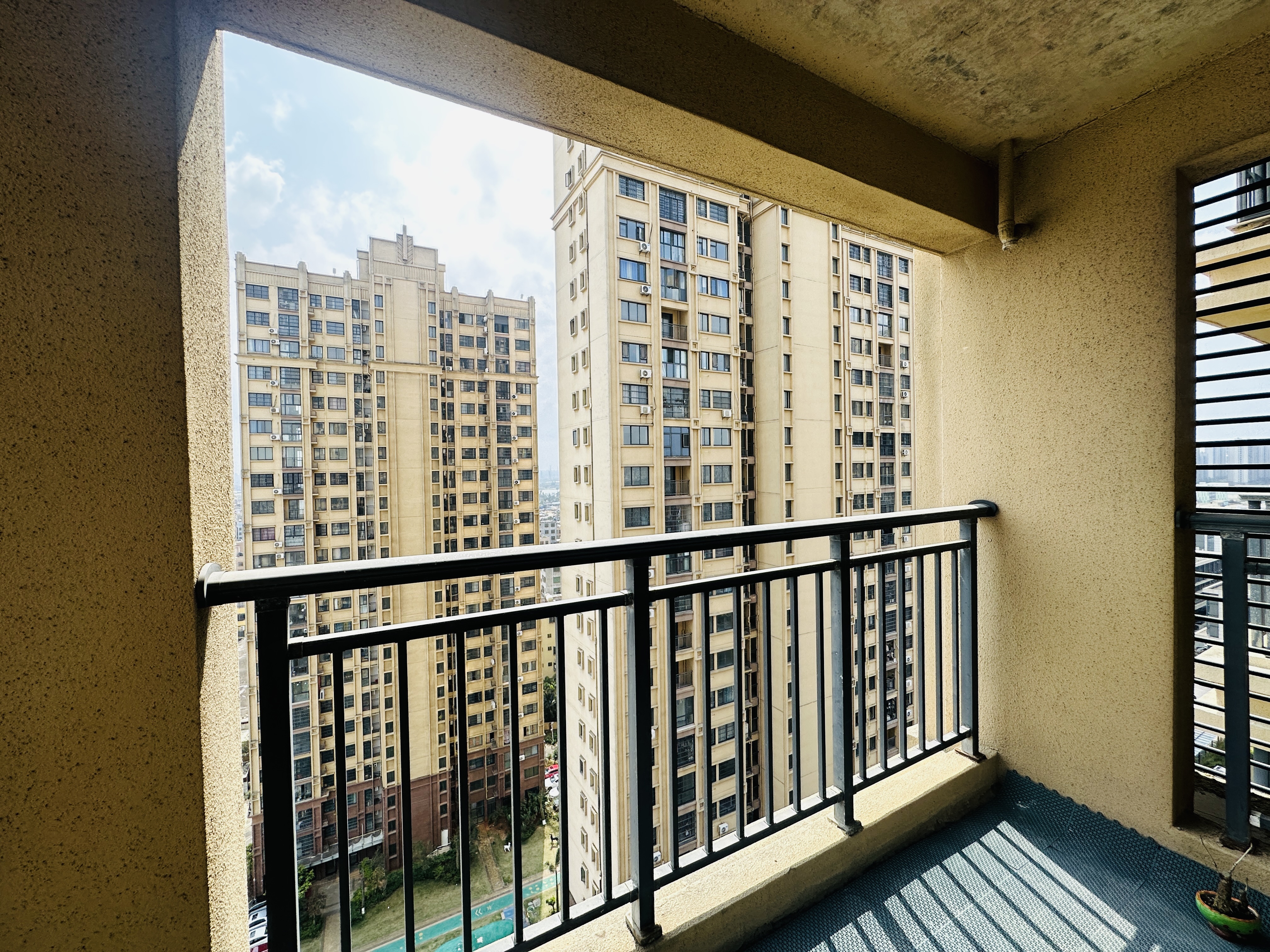 伟业智青春 3室2厅2卫 129.0万 伟业智青春 3室2厅2卫 129.0万阳台