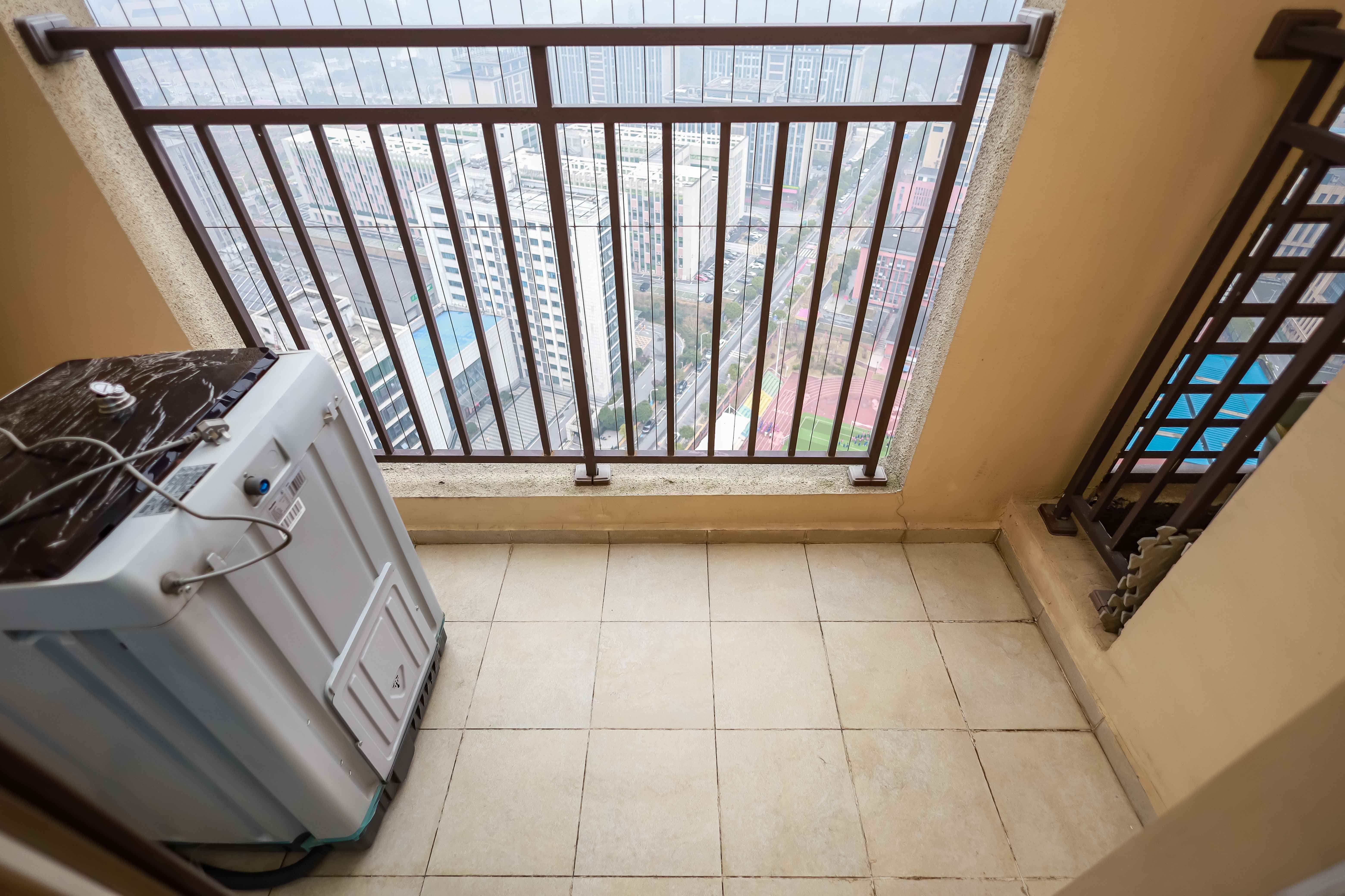 金地中交麓谷香颂(金地中交雅苑)  3室1厅2卫    105.0万阳台