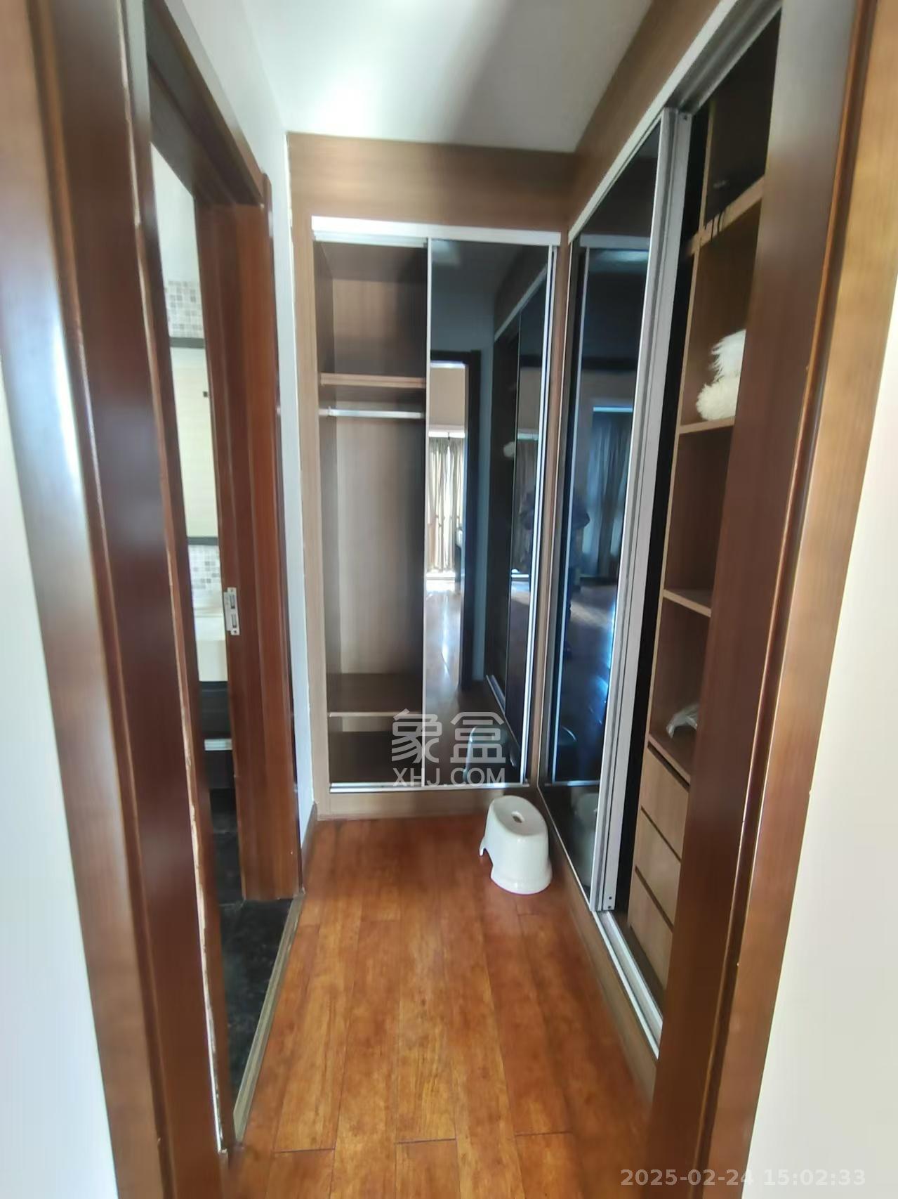 藏珑湖上国际花园 4室2厅2卫 4000.0元/月 藏珑湖上国际花园 4室2厅2卫 4000.0元/月室内图