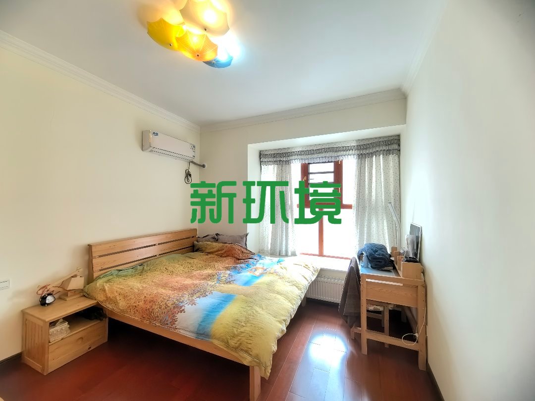 东城首座  4室2厅2卫   88.00万客厅