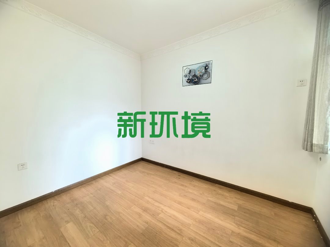 颐乐新村南苑  4室2厅2卫   65.00万客厅