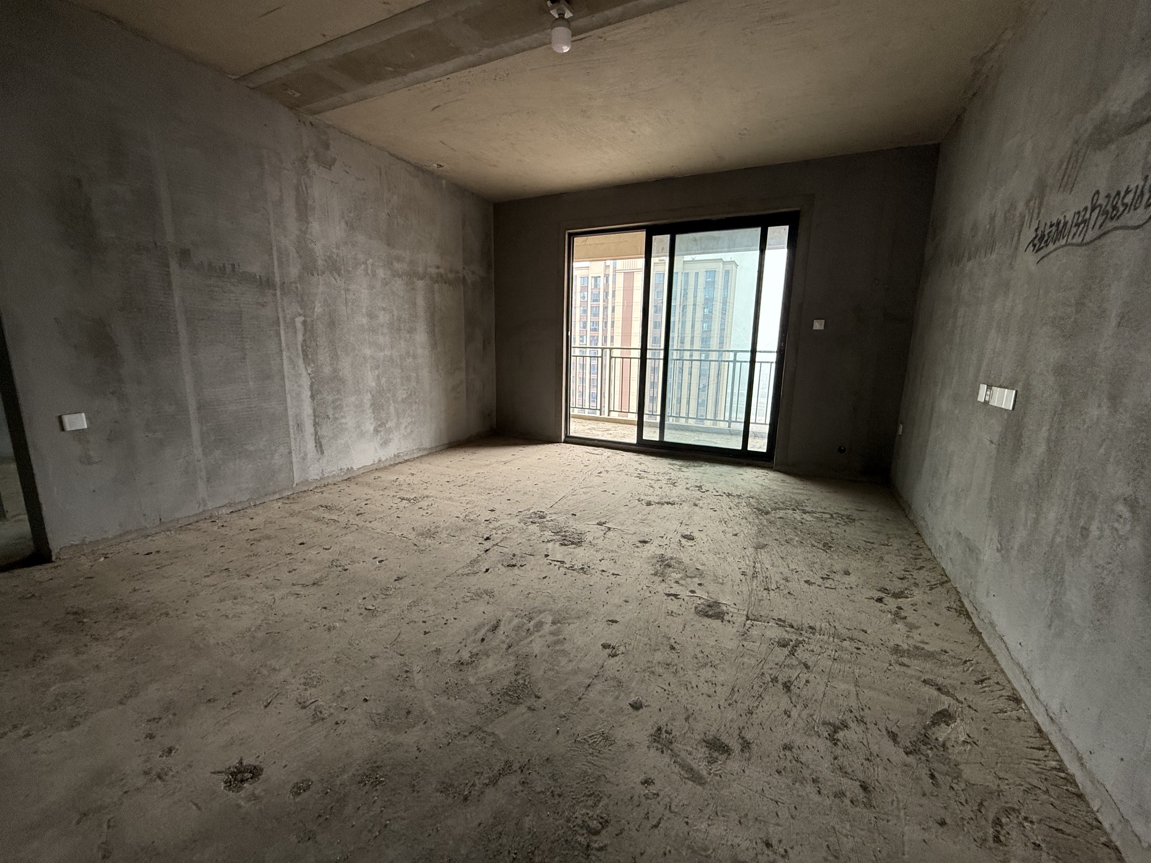 吉鸿花园 3室2厅2卫 63.8万 吉鸿花园 3室2厅2卫 63.8万客厅