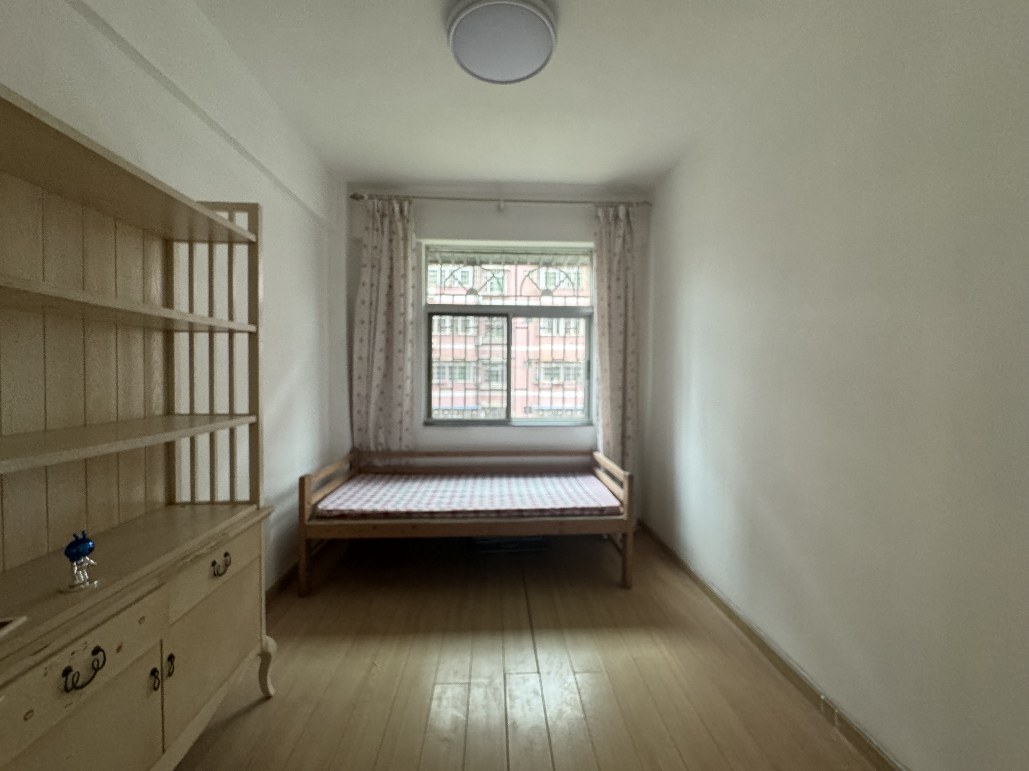 现代花园一期 3室2厅2卫 120.0万 现代花园一期 3室2厅2卫 120.0万客厅