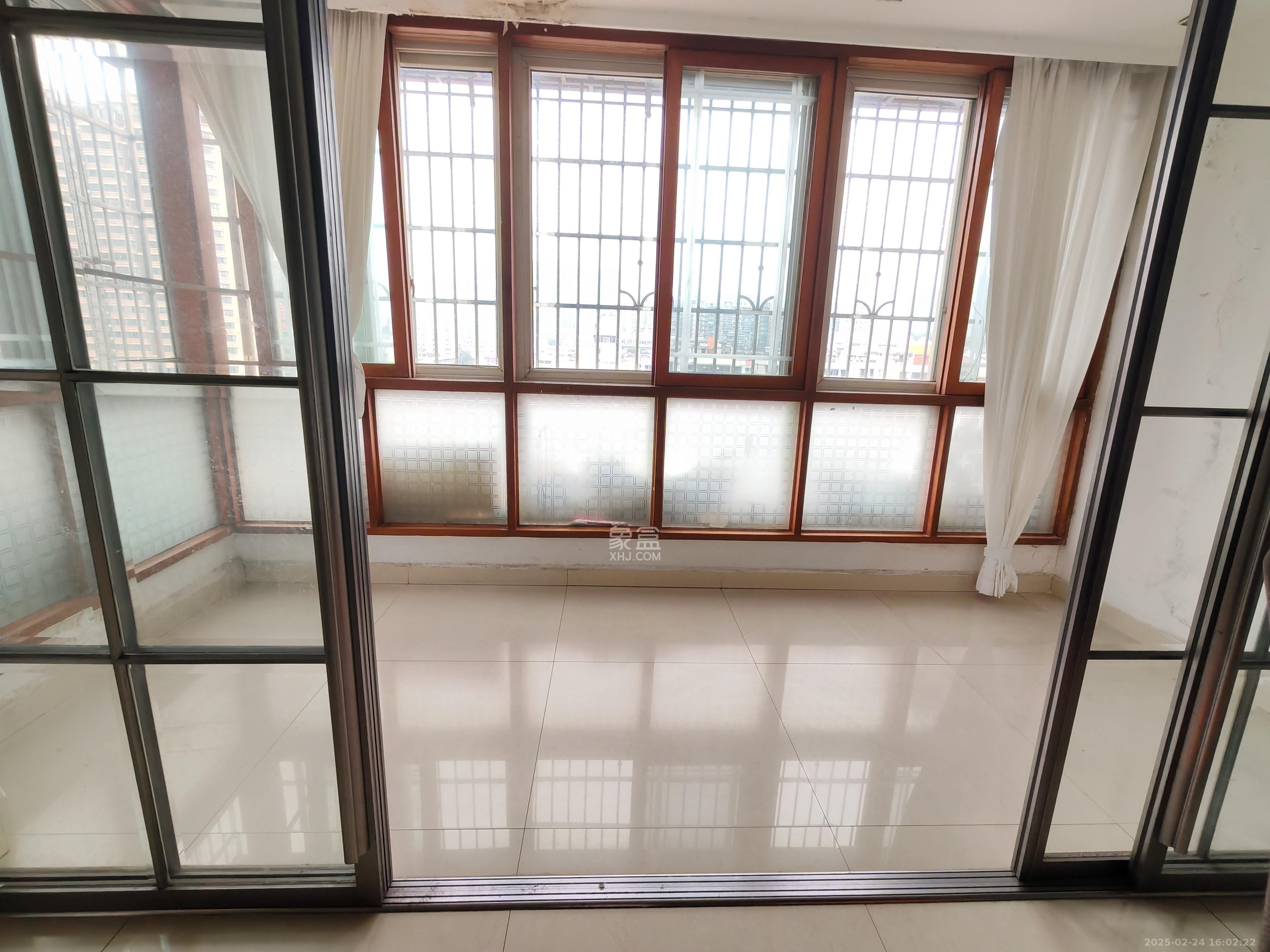 翡翠林居  4室2厅2卫    2200.0元/月室内图