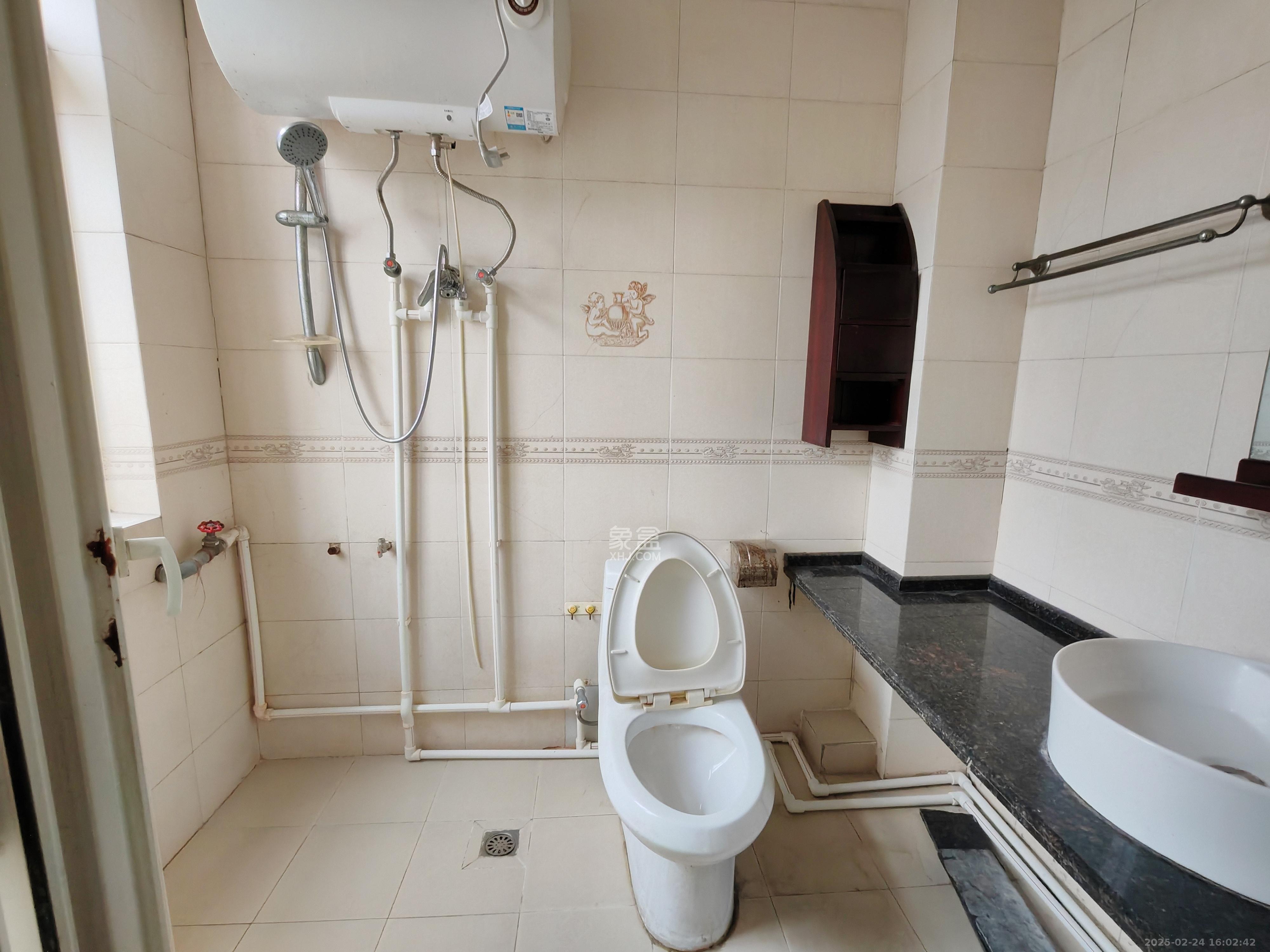 翡翠林居  4室2厅2卫    2200.0元/月室内图