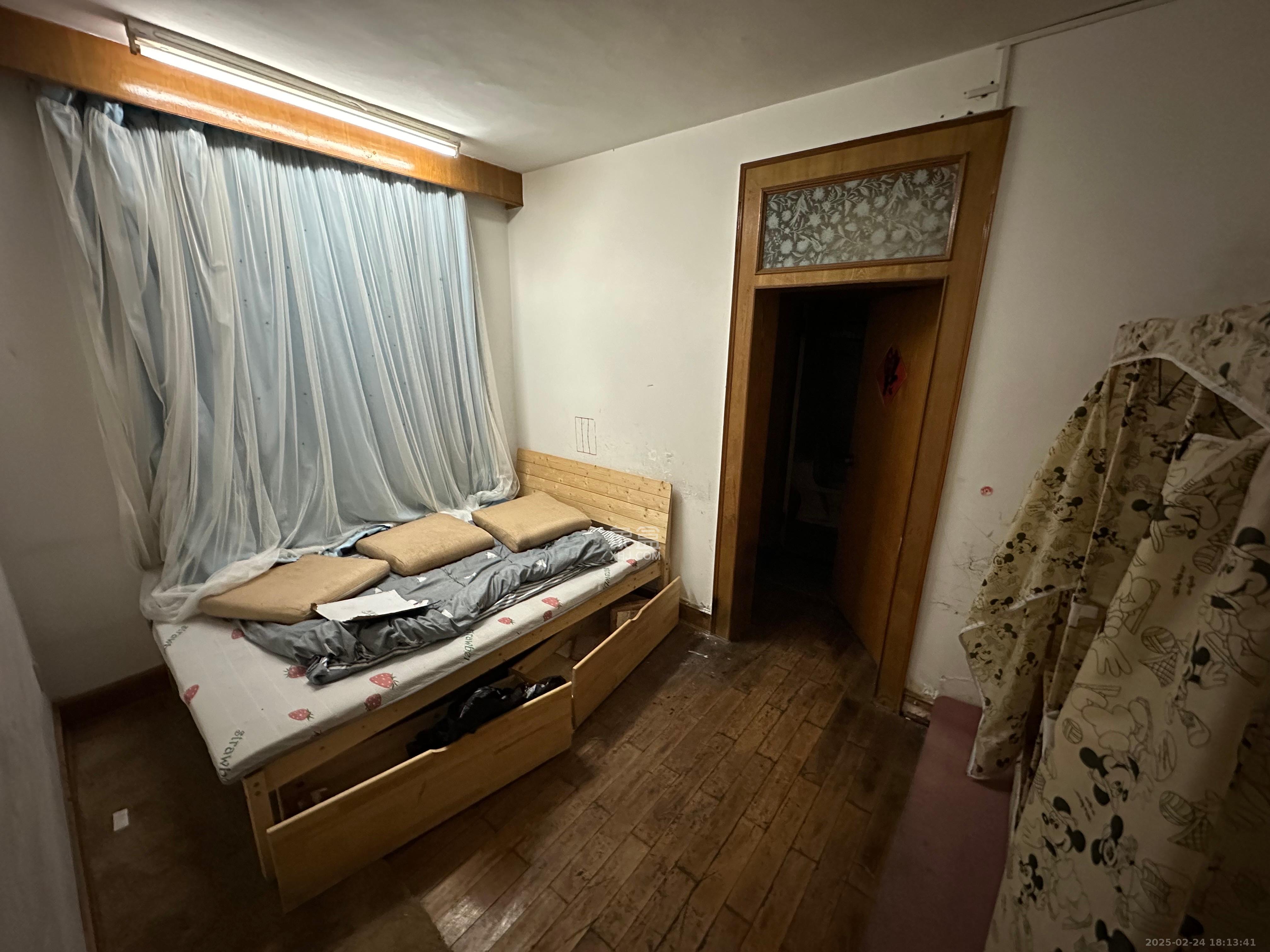 芙蓉广场农行单位宿舍  4室2厅2卫   3600.00元/月室内图