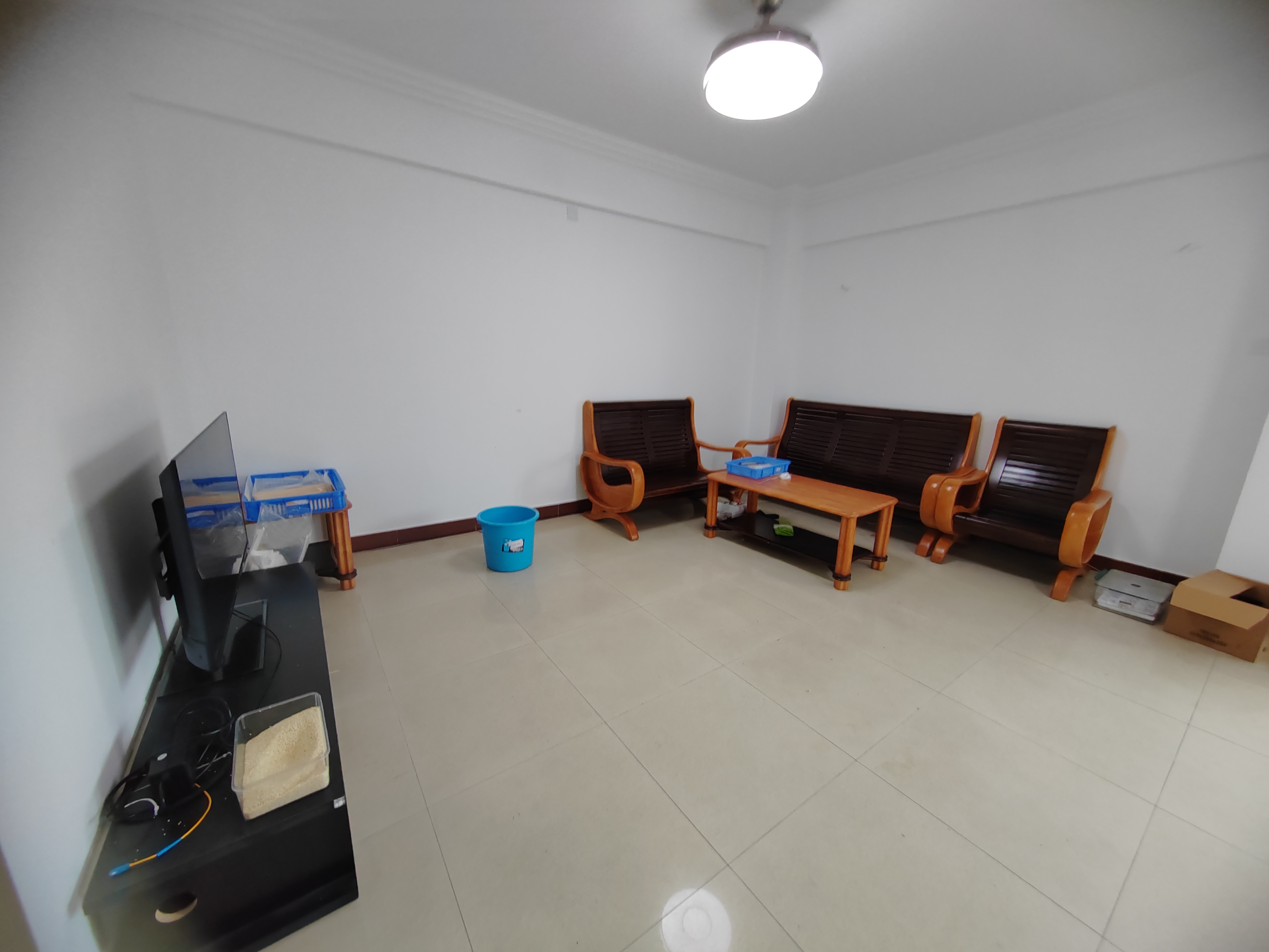 信力花苑  2室2厅1卫    126.0万 信力花苑  2室2厅1卫    126.0万客厅