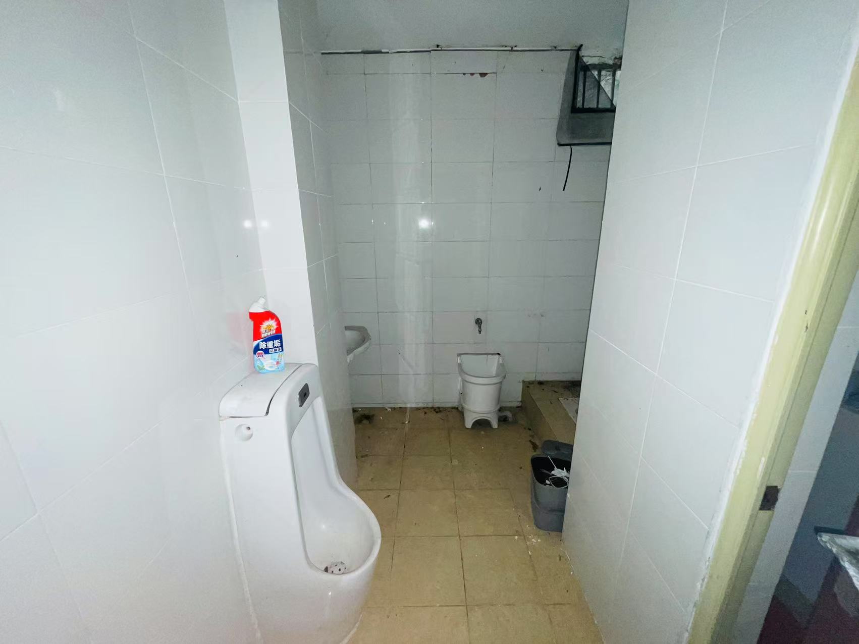 甸昆路9号 8室3厅4卫 9000.0元/月 甸昆路9号 8室3厅4卫 9000.0元/月室内图