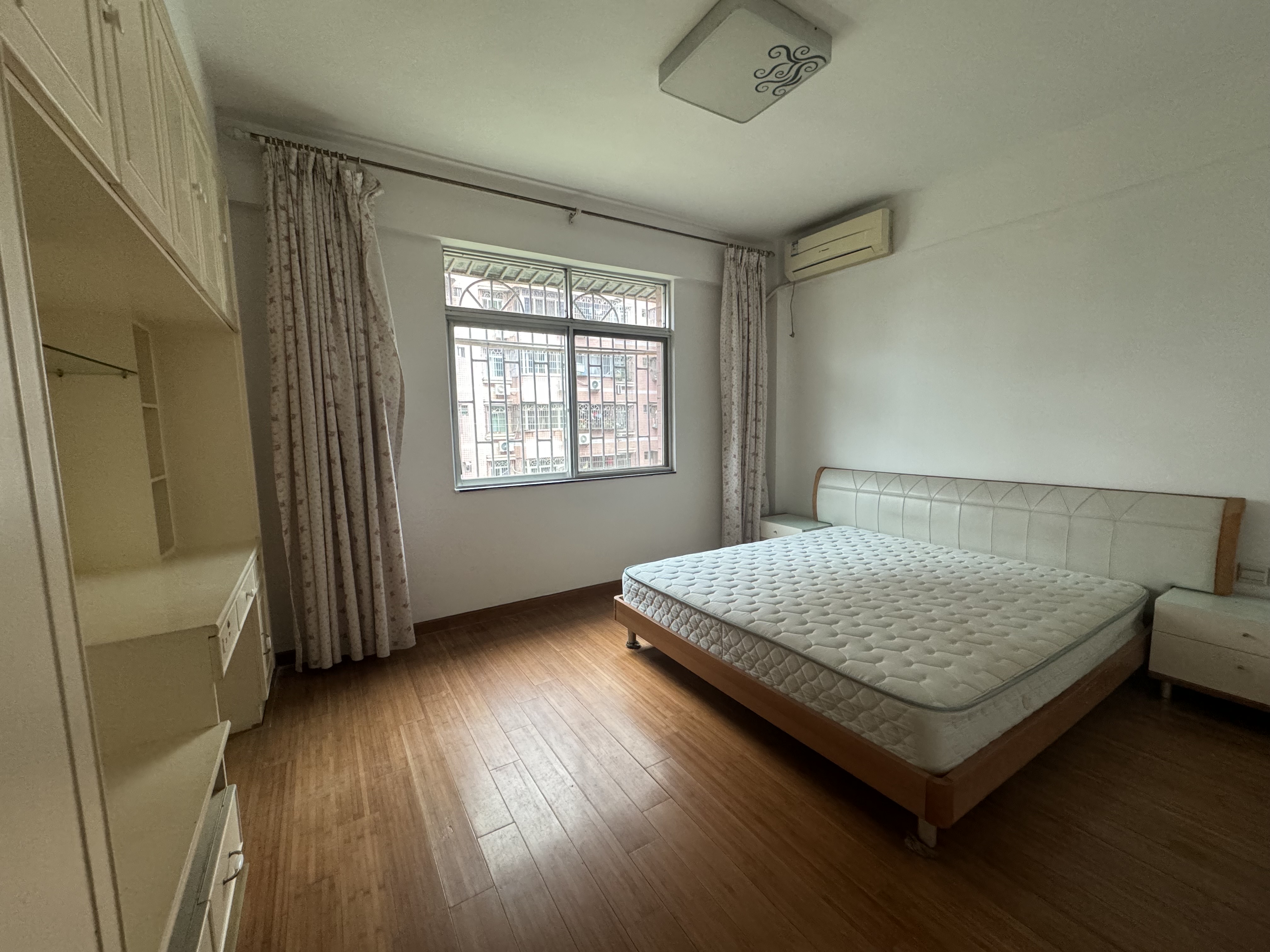 现代花园一期 3室2厅2卫 120.0万 现代花园一期 3室2厅2卫 120.0万客厅