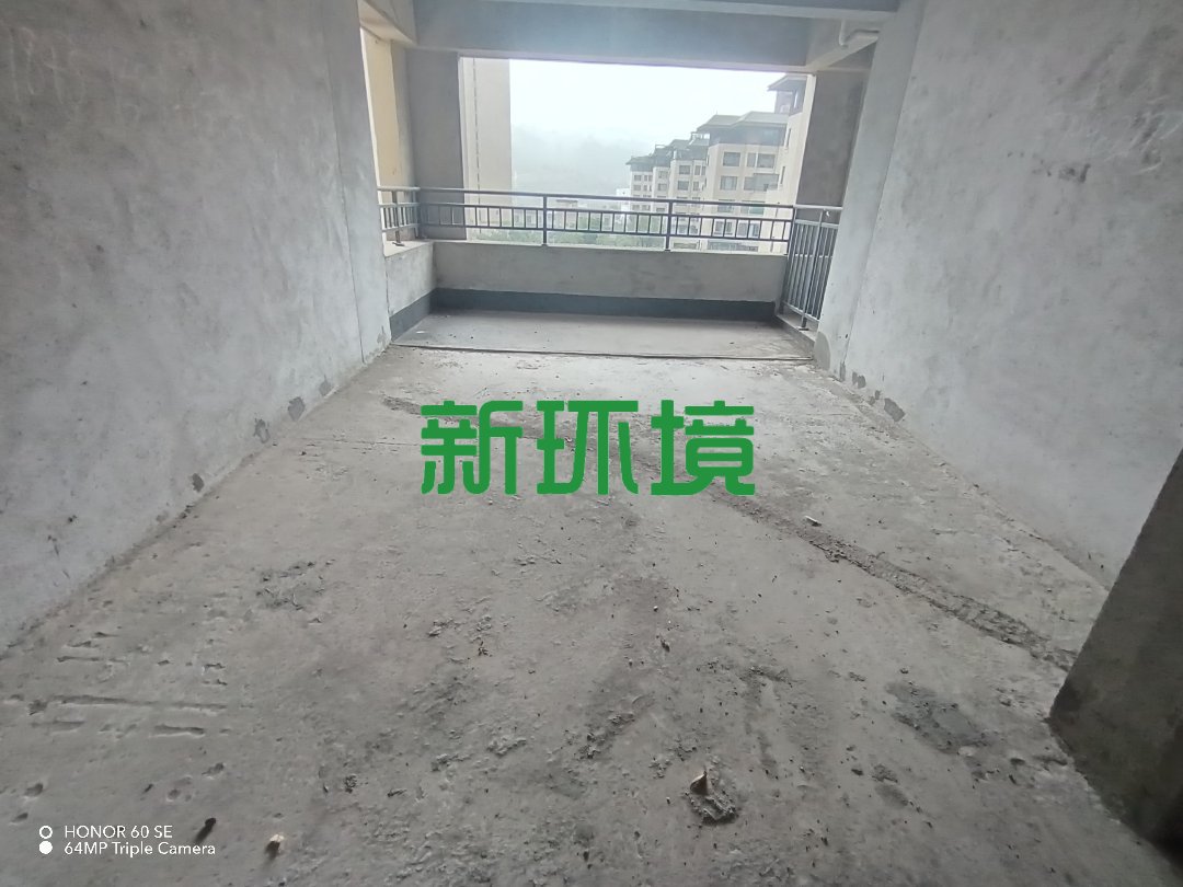 昊天珑璟湾  4室2厅2卫   63.80万客厅